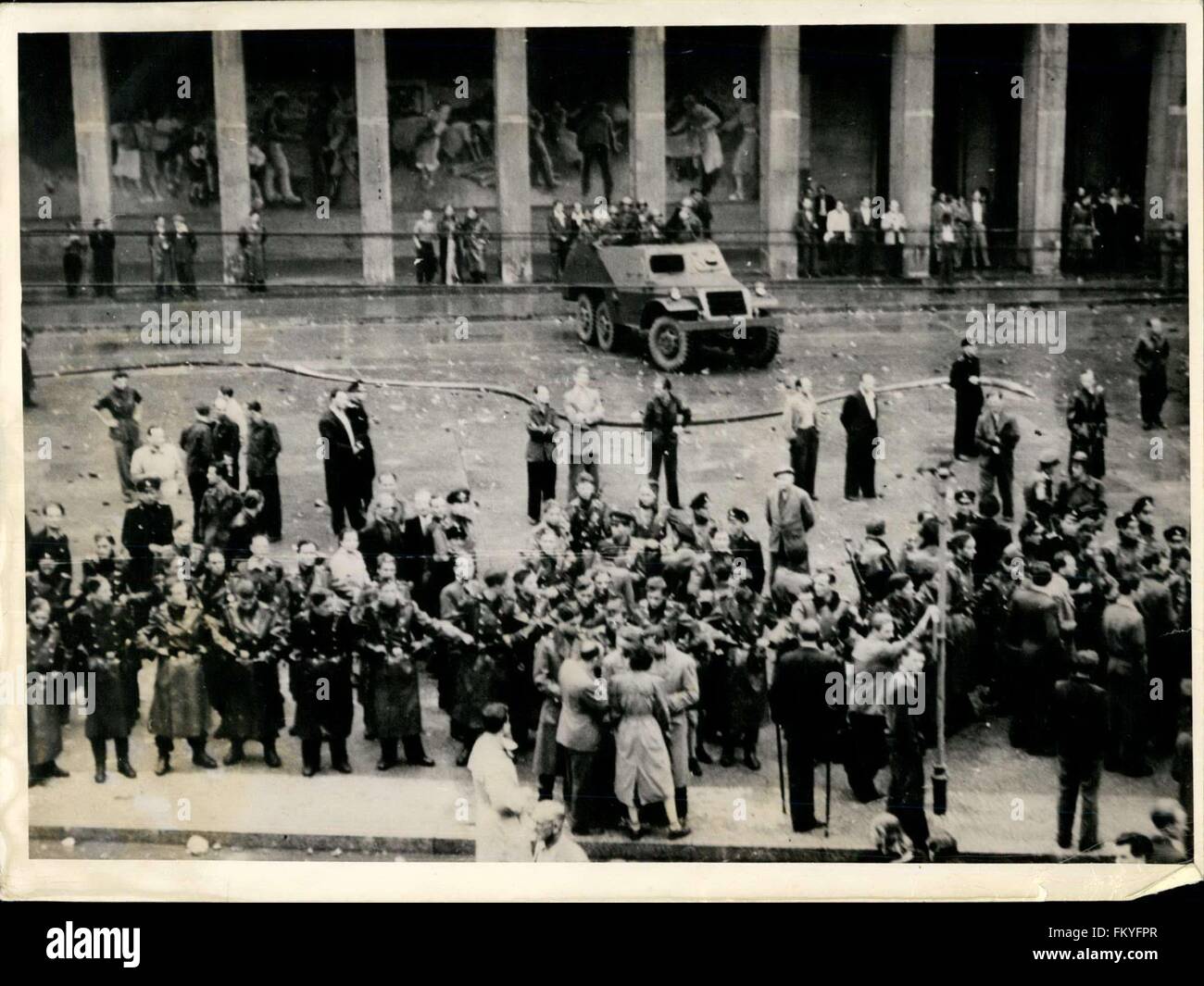 1953 - Demonstrationen und Unruhen in Ost - Berlin - sowjetischen Besatzungstruppen in Aktion gegen Zivilbevölkerung gehen: schwere Demonstrationen und Street - kämpft in Berlin aufgetreten, wenn Arbeiter mit Wohnsitz in Ost-Berlin gegen die DDR '' Blut '' Revolte - Regime. Darauf vertrauen, dass die sowjetische Hochkommissar, Semjono, sofort die Ulbricht - Regierung Grotsewohl, die Arbeiter Rose-Up entfernen würde und Freiheit, Freiheit der Rede und de-Aktivierung des '' Volkspolizei forderten ''. Zur Überraschung von vielen Demonstranten bestellt der russischen Stadt Kommandant einen Panzer - Brigade in der Bedrohung Stockfoto