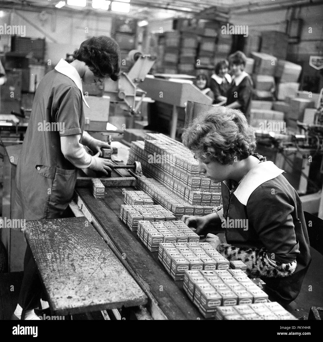 Weibliche Arbeitnehmerinnen auf immer bereit Batterien Produktion Linie der 1960er Jahre Großbritannien britische Uk Stockfoto