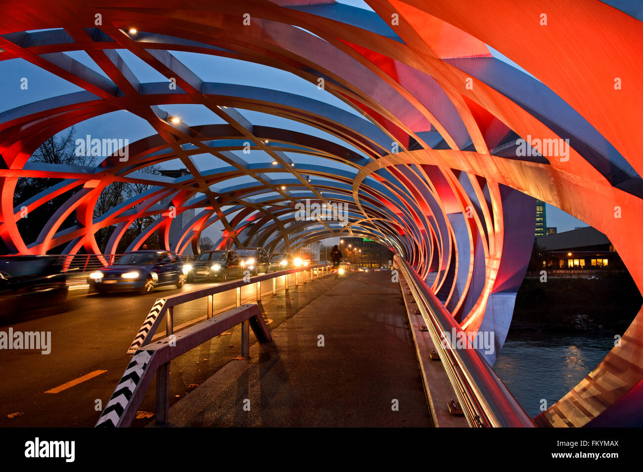 Lichteffekte auf der röhrenförmigen Trägerstruktur der Hans Wilsdorf Bridge, Kanton Genf, Schweiz Stockfoto
