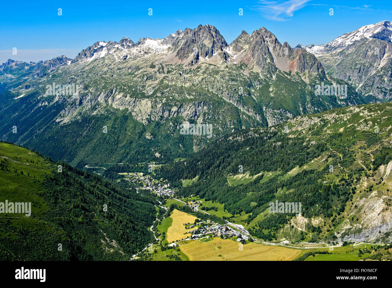 Blick über das Tal von Chamonix mit den Montroc und Le Tour Dörfern um das Massiv des Aiguilles Rouges, Chamonix, Savoyen, Frankreich Stockfoto