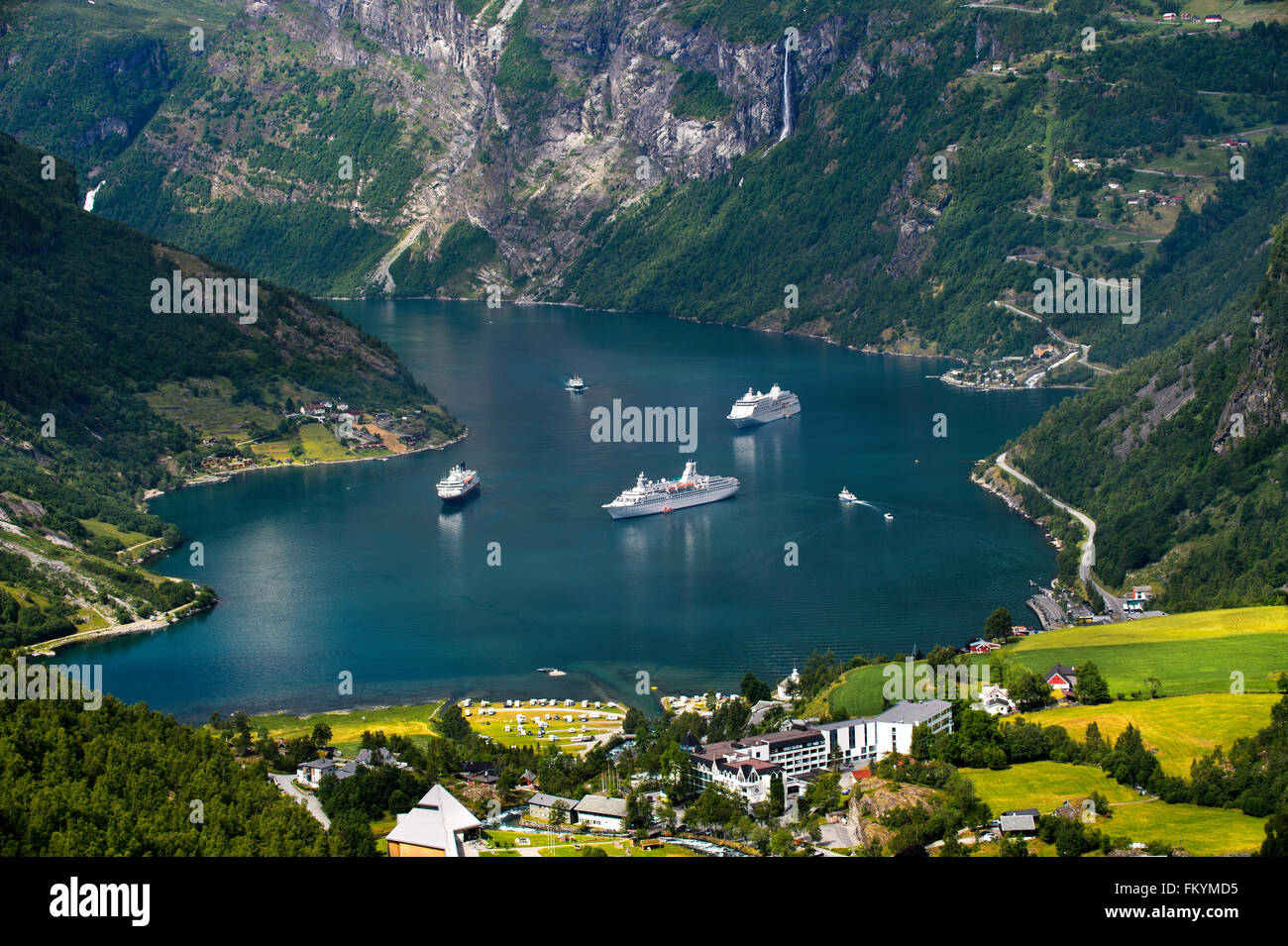 Blick vom Aussichtspunkt Flydalsjuvet auf drei Kreuzfahrtschiffe in den Geirangerfjord, Geiranger, Møre Og Romsdal, Norwegen Stockfoto