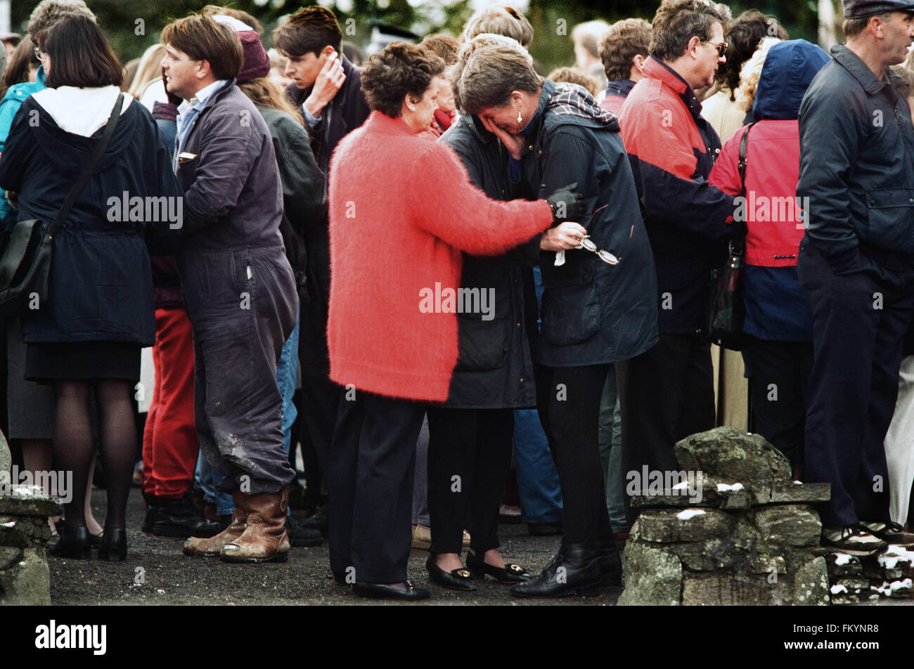 Einem weinenden gewann ist außerhalb Dunblane Primary School, Schottland, getröstet, kurz nach der Schießerei auf dem Gelände zu hören. Das Massaker von Dunblane Schule war eines der tödlichsten Massenmorde in der britischen Geschichte, als Amokläufer Thomas Hamilton sechzehn Kinder und ein Lehrer in der Dunblane Primary School in der Nähe von Stirling, Schottland am 13. März 1996, vor sich selbst zu töten getötet. Als Folge der Morde wurden zwei neue Feuerwaffen Akten übergeben, wodurch effektiv Privateigentum an Handfeuerwaffen in Großbritannien verboten. Stockfoto