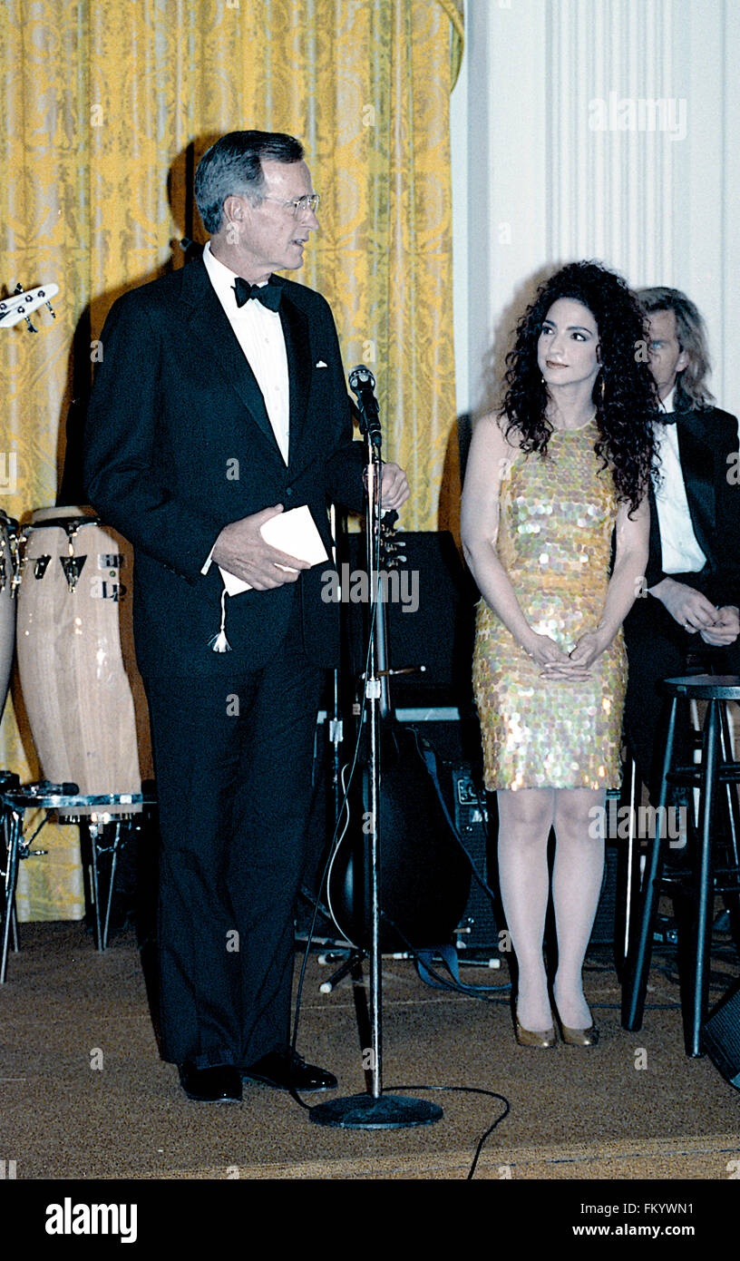 Washington Dc Usa 18 Juni 1991 Prasident George H W Bush Fuhrt Sangerin Sanger Gloria Estefan Im East Room Des Weissen Hauses Als Die Abendunterhaltung Fur Die State Dinner Zu Ehren Von Prasident