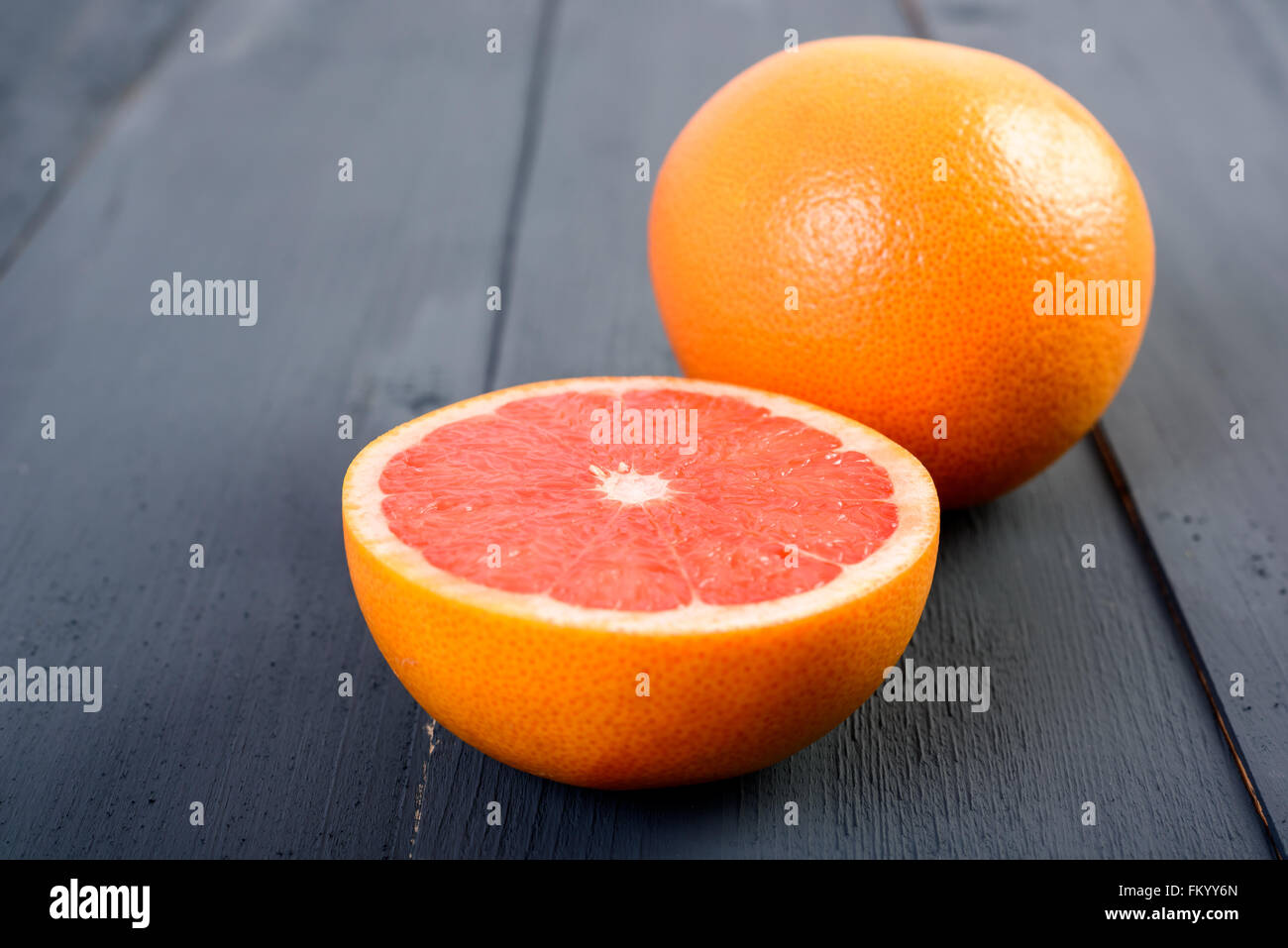 Frische rote Grapefruit Slice auf Holztisch Stockfoto