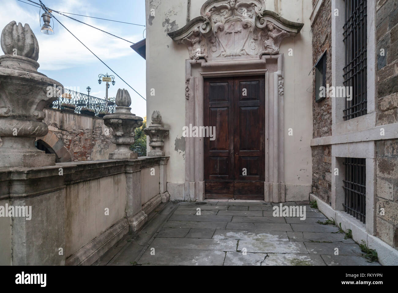 Seitentür im Palazzo Nuovo, Gastgeber Biblioteca Civica Angelo Mai, Città Alta, Bergamo, Lombardei, Italien. Stockfoto