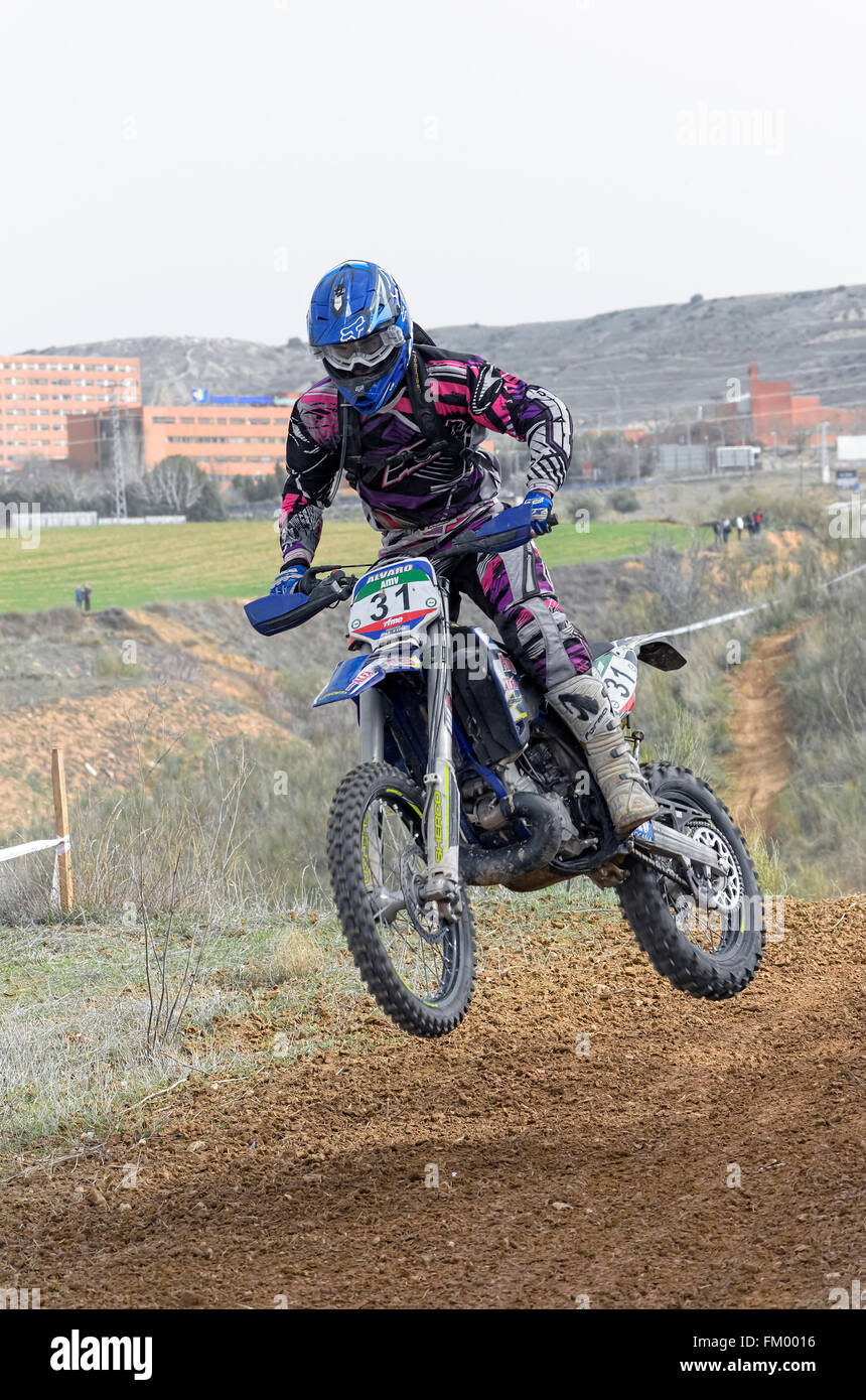 Spanien cross Country Meisterschaft. Motorradfahrer springt mit seinem Motocross-Motorrad, beim ersten Rennen der Saison 2016. Stockfoto