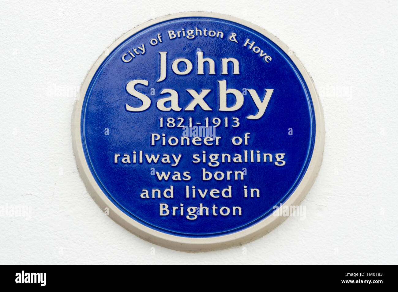 Blaue Plakette am Bahnhof von Brighton erinnert an John Saxby, ein Pionier der Eisenbahnsignaltechnik. Stockfoto