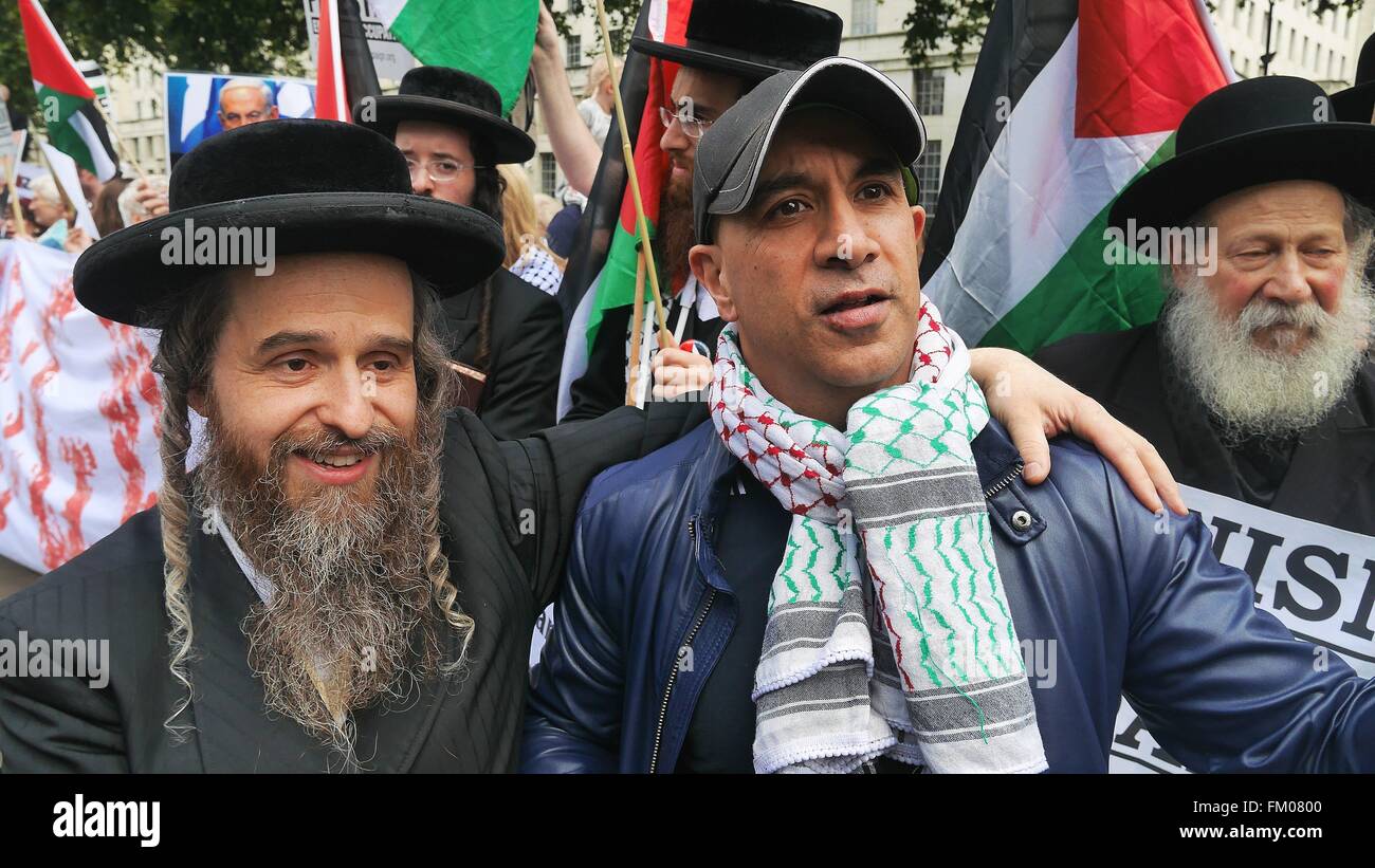 Anti-Zionist orthodoxer Jude und ein palästinensischer posieren für ein Foto während einer Demonstration außerhalb 10 Downing St, London Stockfoto