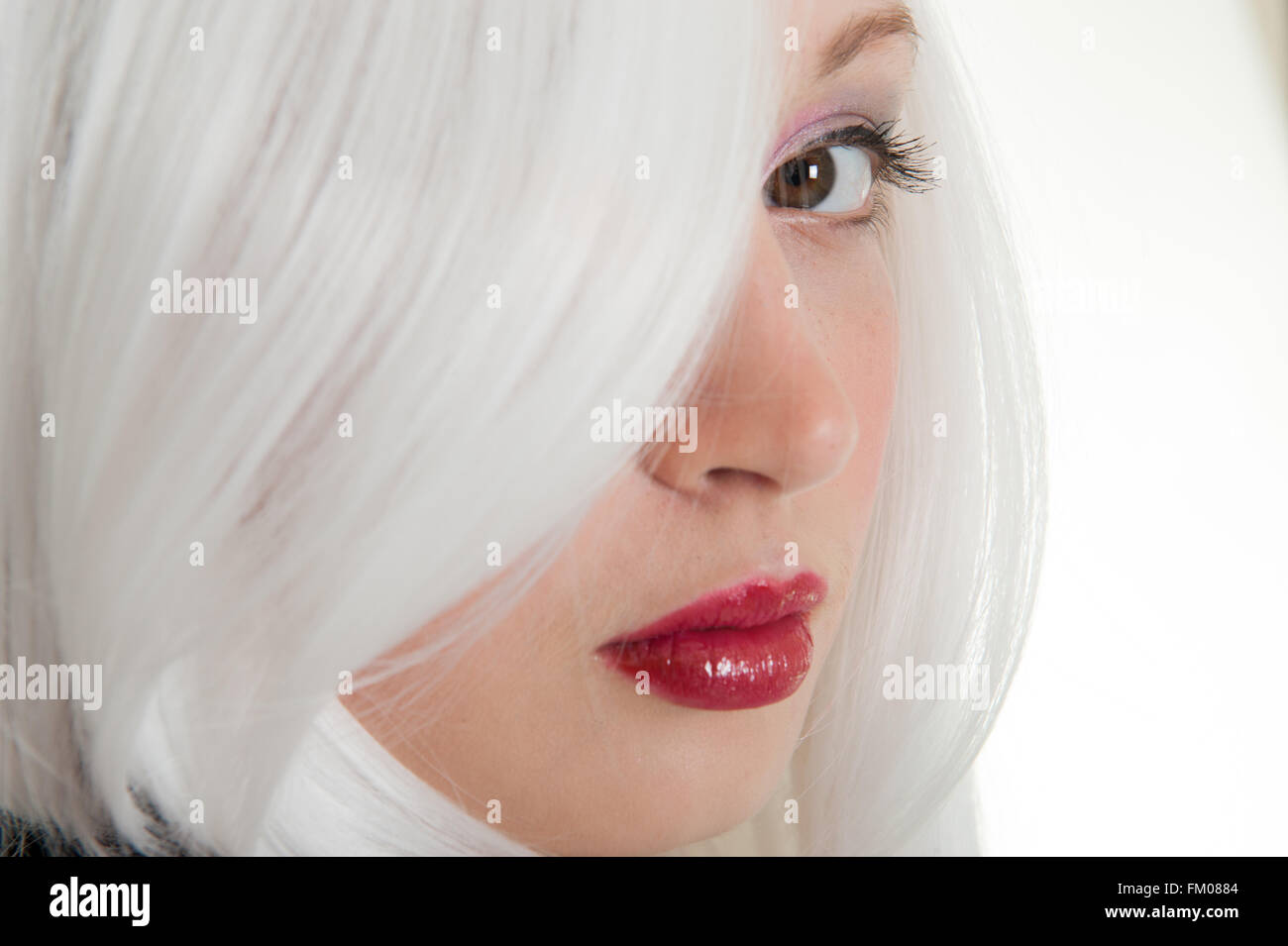 Schwarz / weiß Bild Nahaufnahme Portrait eines Mädchens hinter ihr weißes Haar Stockfoto
