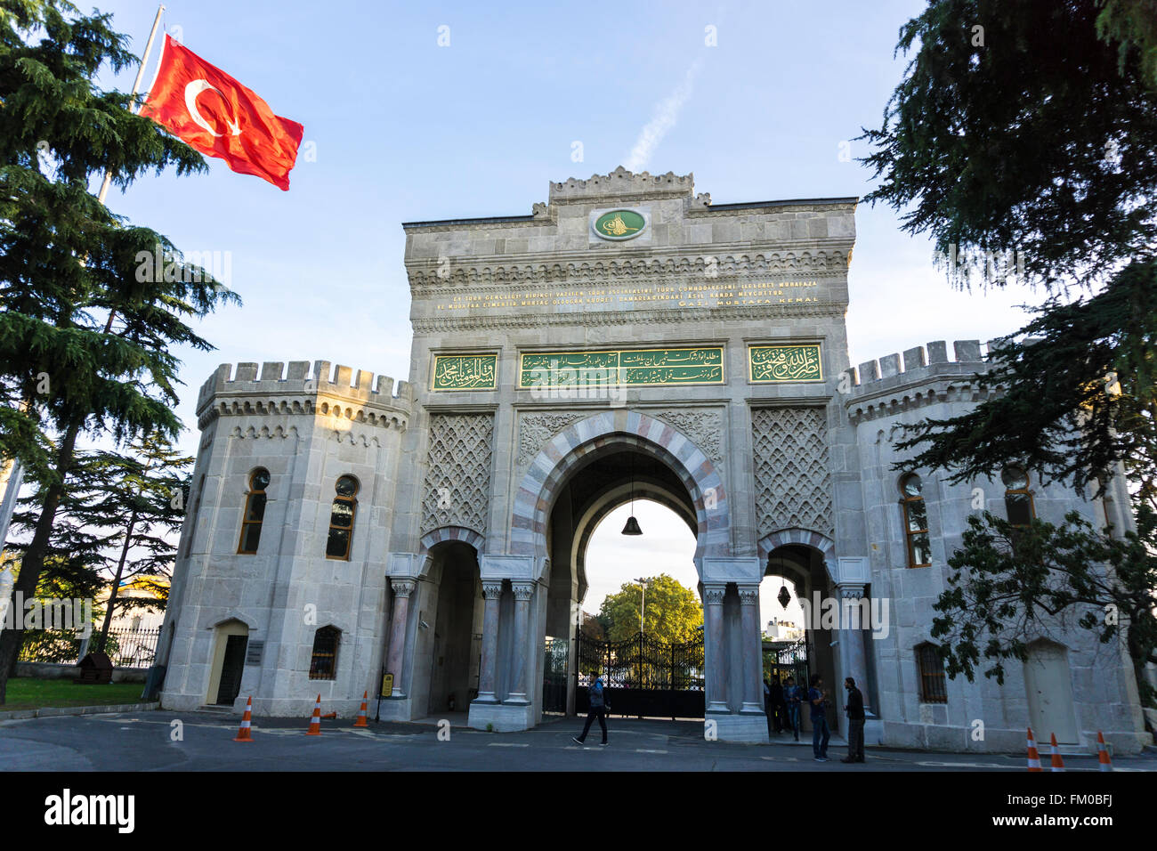 Eingangstür der Istanbuler Universität ist eine bekannte türkische Universität in Istanbul. Stockfoto