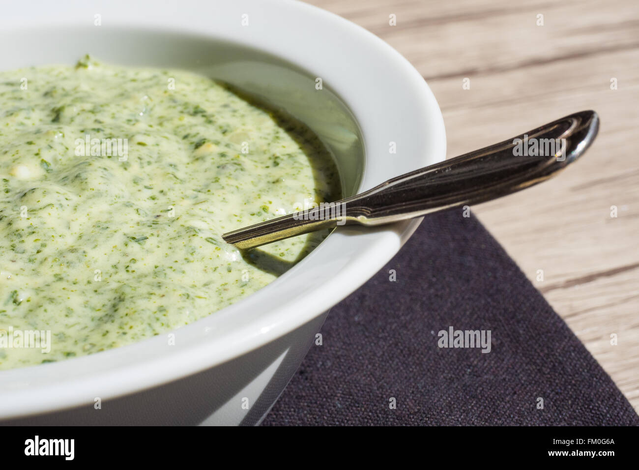 grüne Sauce bestehend aus sieben Kräuter Stockfoto