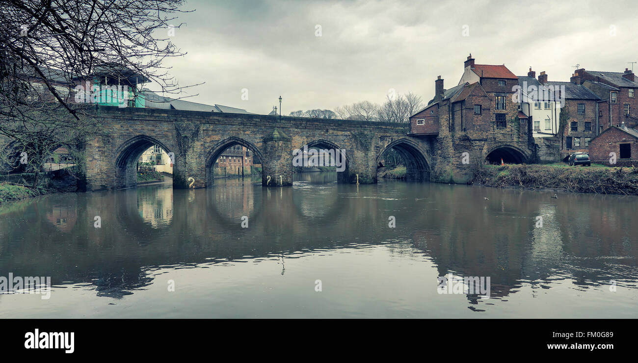 Die mittelalterliche Elvet Brücke überspannt den Fluss tragen in Durham, North East England. Stockfoto