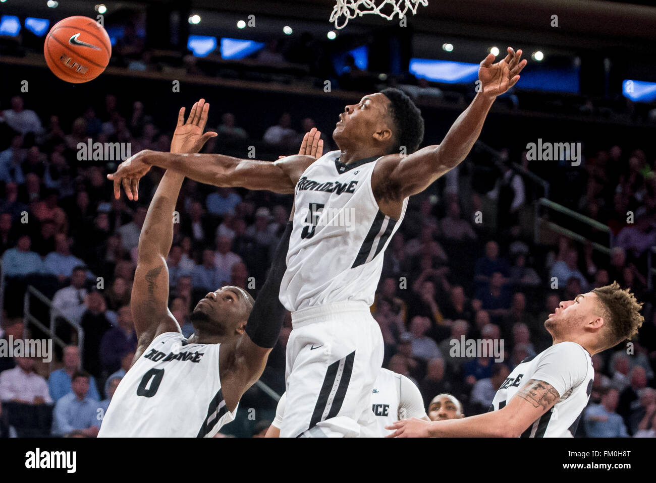 New York, New York, USA. 10. März 2016. 10. März 2016: Providence Rodney Bullock bietet Rückseite Verteidigung und bekommt einen blockierten Schuss in der Big East Turnier Viertelfinale Matchup zwischen die Butler Bulldogs und die Providence Friars im Madison Square Garden in New York City am 10. März 2016. Scott Serio/ESW/CSM/Alamy Live-Nachrichten Stockfoto