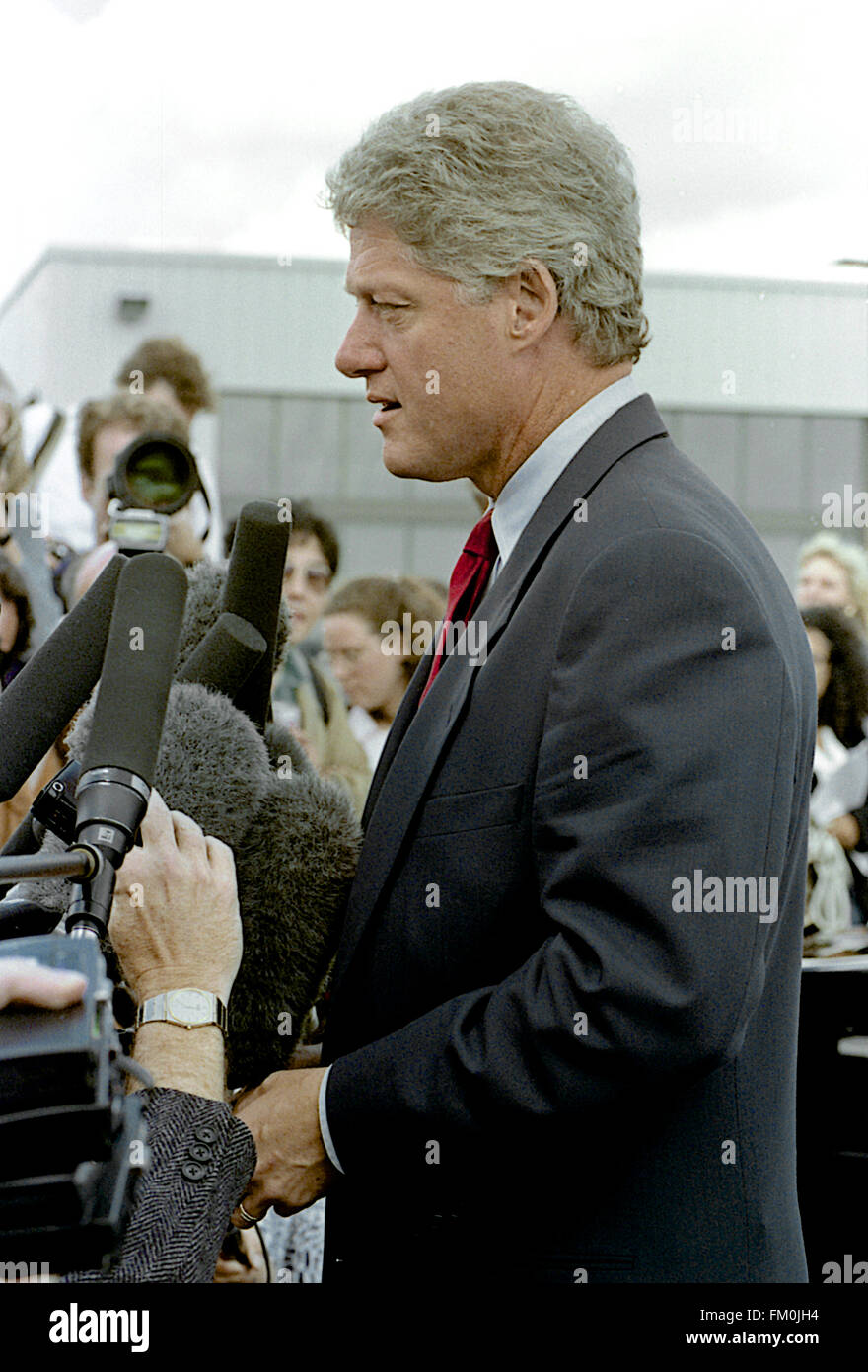 Richmond, Virginia, USA, 16. Oktober 1992 Präsidentschafts Kandidat Gouverneur von Arkansas William Clinton beantwortet Reporter am Flughafen Richmond Virginia am Tag nach der Debatte vor dem Start des letzten Schwung der Kampagne.  Bildnachweis: Mark Reinstein Stockfoto