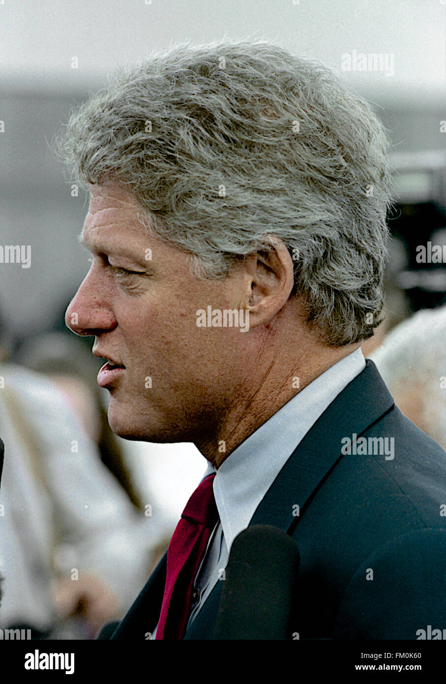 Richmond, Virginia, USA, 16. Oktober 1992 Präsidentschafts Kandidat Gouverneur von Arkansas William Clinton beantwortet Reporter am Flughafen Richmond Virginia am Tag nach der Debatte vor dem Start des letzten Schwung der Kampagne.  Bildnachweis: Mark Reinstein Stockfoto