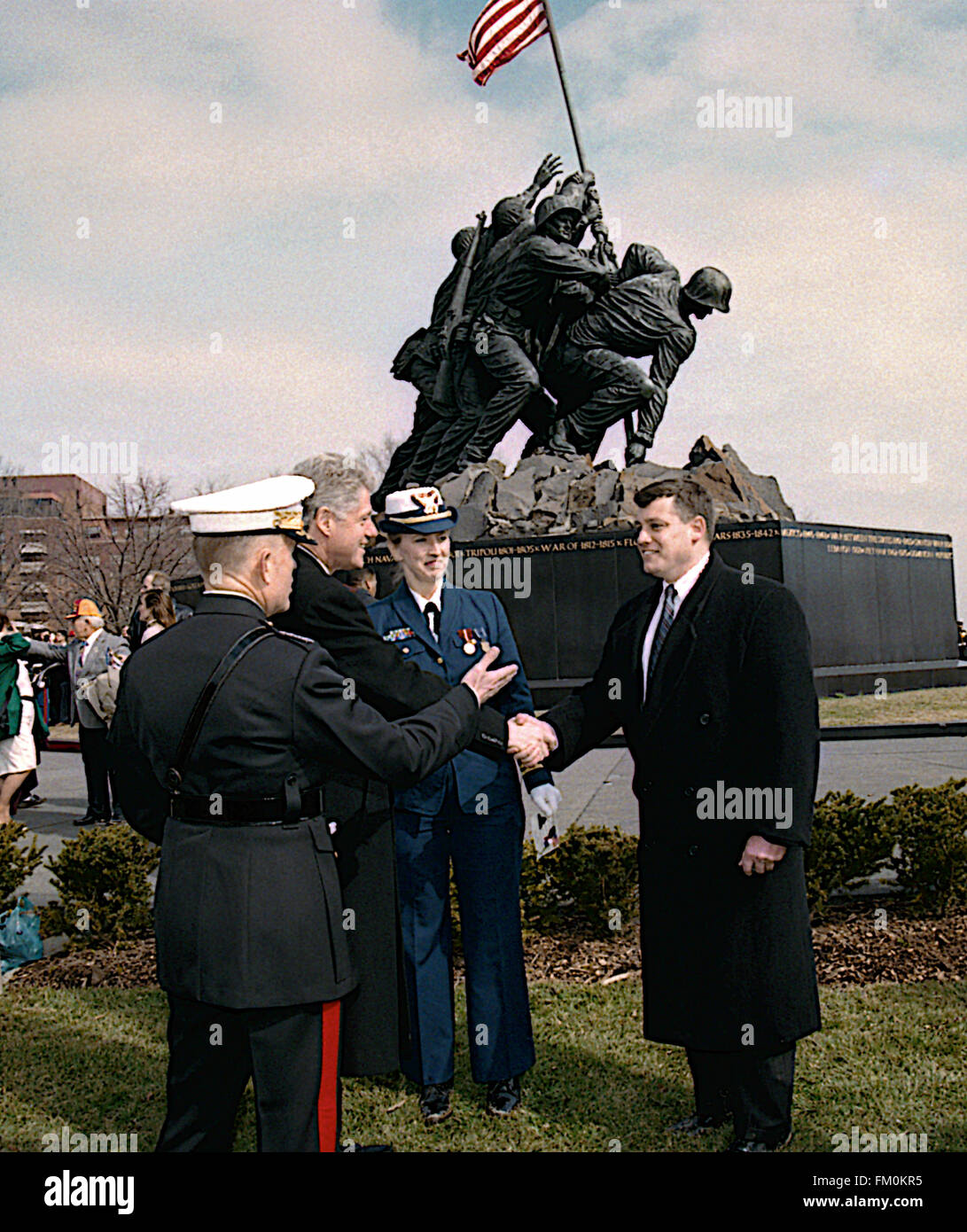 Arlington, Virginia, USA, 19. Februar 1995 Präsident William Jefferson Clinton begleitet von General Carl E. Mundy Kommandant des US Marine Corps grüßt einige Offiziere nach dem Besuch der Gedenkstätte 50. Jahrestag der Schlacht von Iwo Jima. Bildnachweis: Mark Reinstein Stockfoto