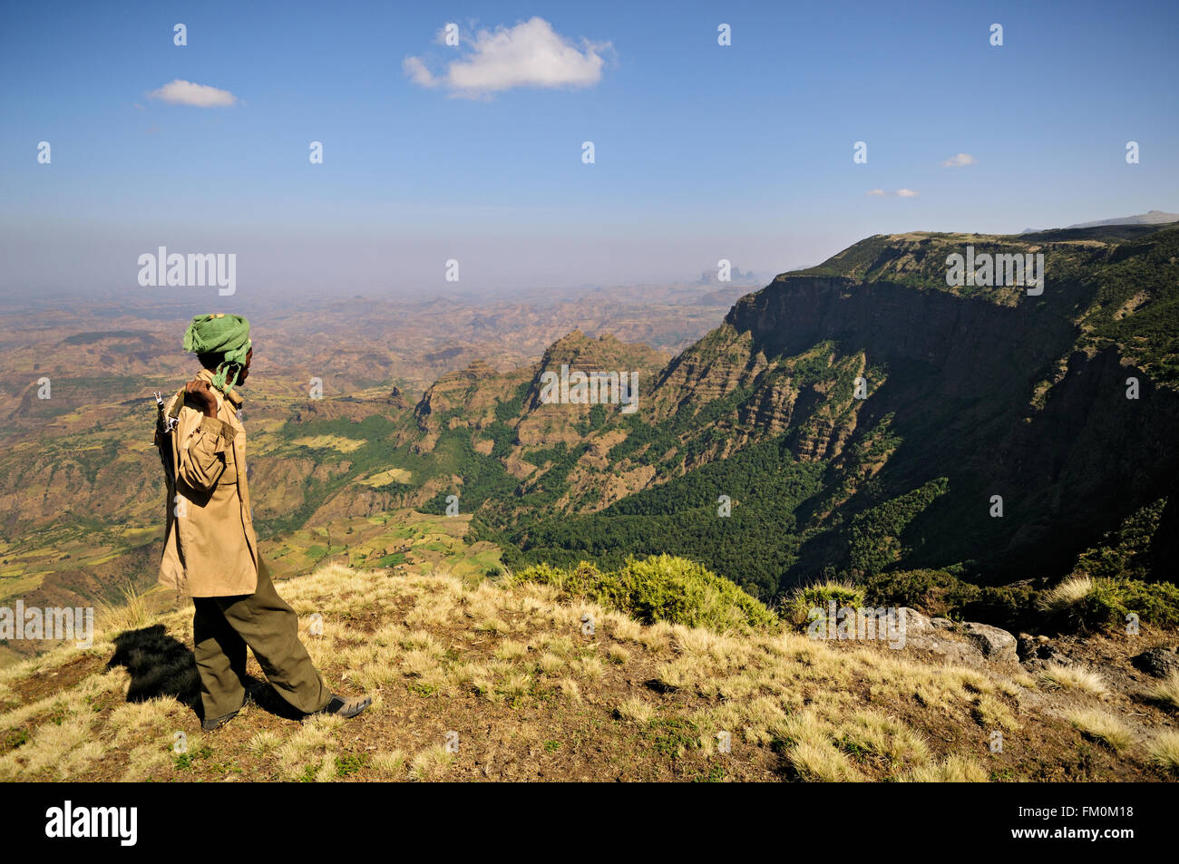 Parkranger mit seiner Pistole auf den Rand der Simien Mountains Nationalpark, Amhara Region, Äthiopien Stockfoto