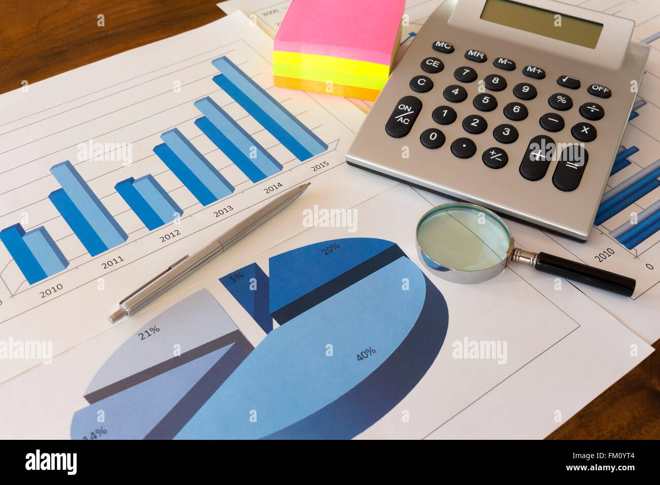 Schreibtisch mit Grafiken, Histogramme und Finanzdokumente Stockfoto