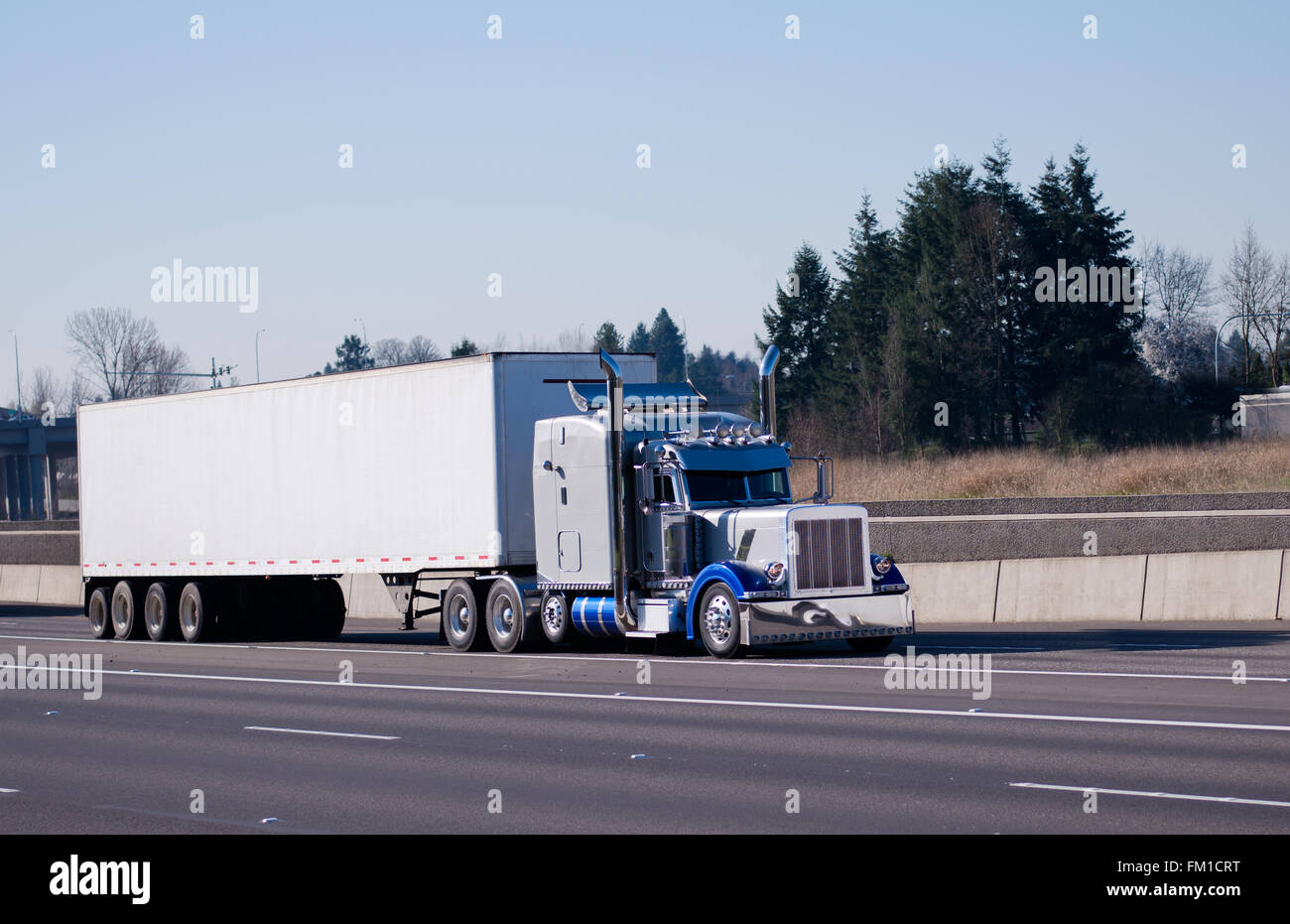 Luxus klassischen big Rig halb LKW seriell erfolgt auf höchstem Niveau für Stil und Qualität - ein echtes Symbol der westlichen amerikanischen Straßen-LKW tuning Stockfoto