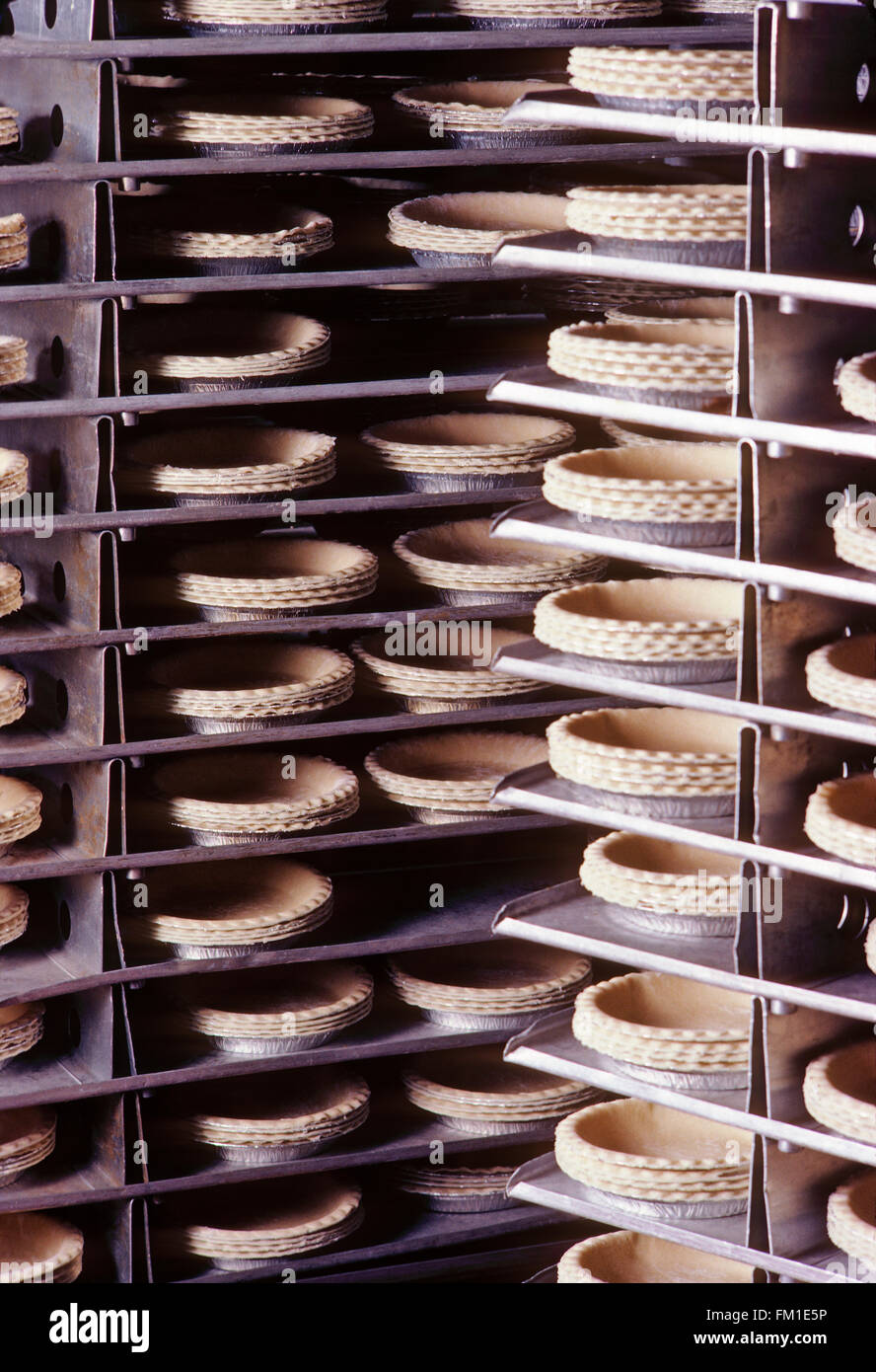 Mrs. Smith Torte Krusten auf kommerziellen Bäckerei Produktionslinie Stockfoto