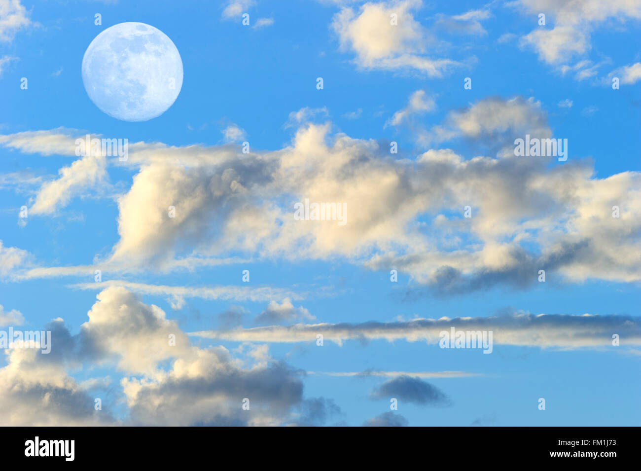 Mond Wolken Himmel ist eine lebendige surreale Fantasie wie Wolkengebilde mit dem feinstofflichen himmlischen Vollmond steigt. Stockfoto