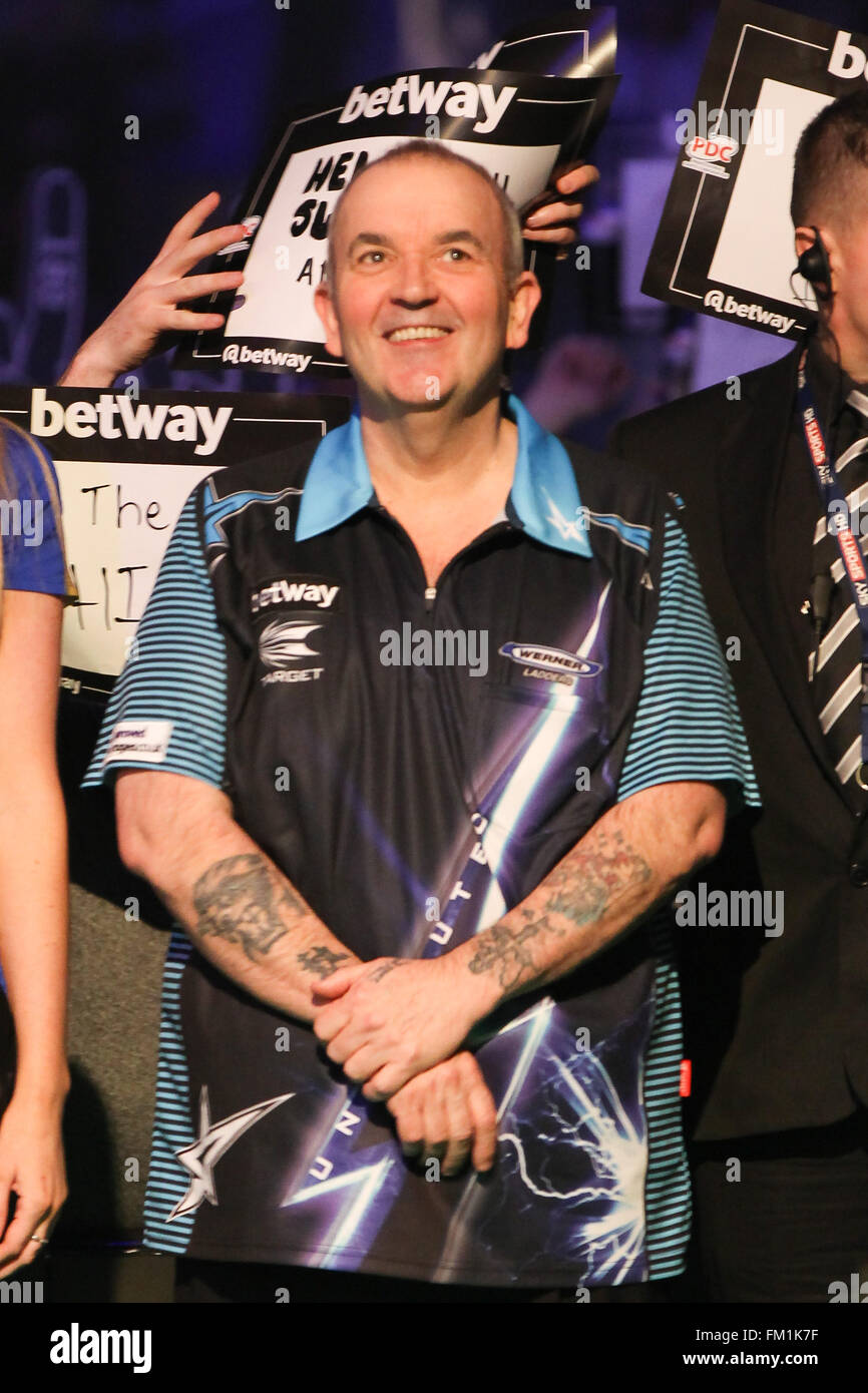 Hallam FM Arena, Nottingham, UK. 10. März 2016. Betway PDC Premier League Darts. Nacht 6. Phil "The Power" Taylor betritt die Arena um sein Match gegen Robert Thornton Kredit spielen: Action Plus Sport/Alamy Live News Stockfoto