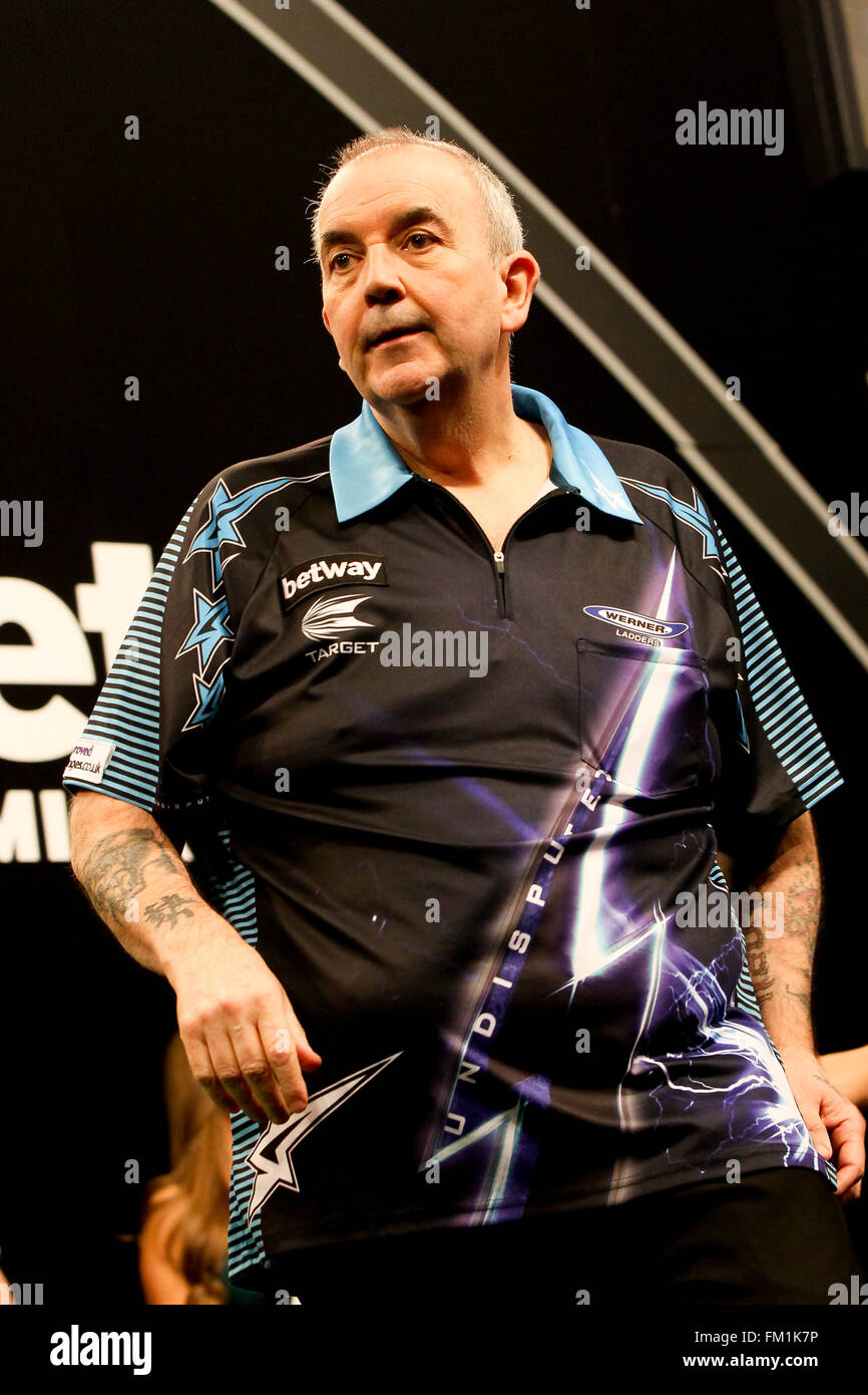 Hallam FM Arena, Nottingham, UK. 10. März 2016. Betway PDC Premier League Darts. Nacht 6. Phil "The Power" Taylor betritt die Arena um sein Match gegen Robert Thornton Kredit spielen: Action Plus Sport/Alamy Live News Stockfoto