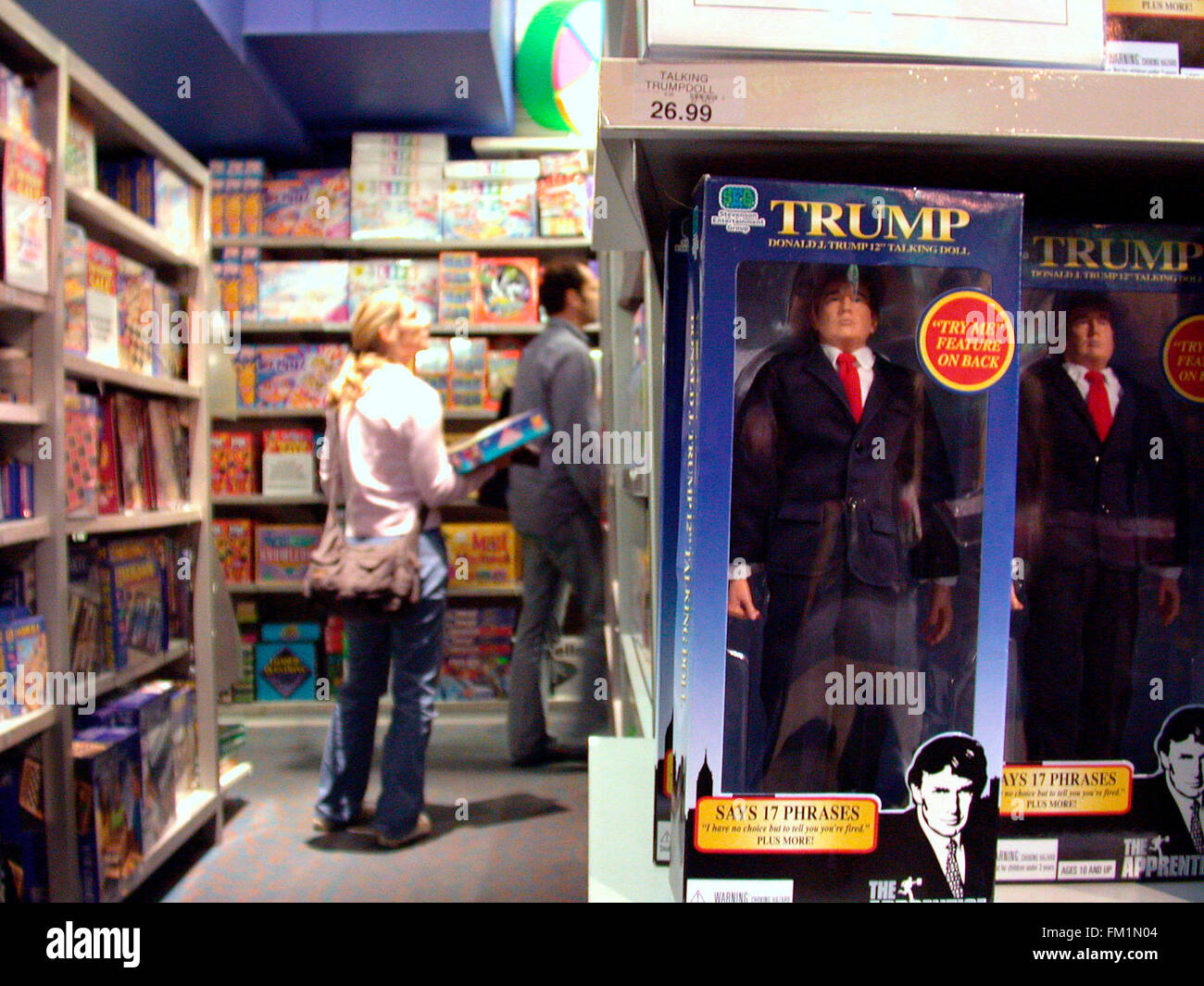Die neue Donald Trump-Puppe, die am 30. September 2004 im Toys R US am Times Square ausgestellt wird. Die 12 cm große Puppe sprüht 17 klassische Trump-Sätze aus, darunter „Ich habe keine andere Wahl, als dir zu sagen, dass du gefeuert bist!“ Und ist zum Schnäppchenpreis von nur $99 erhältlich. Holen Sie sich für die Feiertage unbedingt einen für Ihren Liebsten ab. (© Richard B. Levine) Stockfoto
