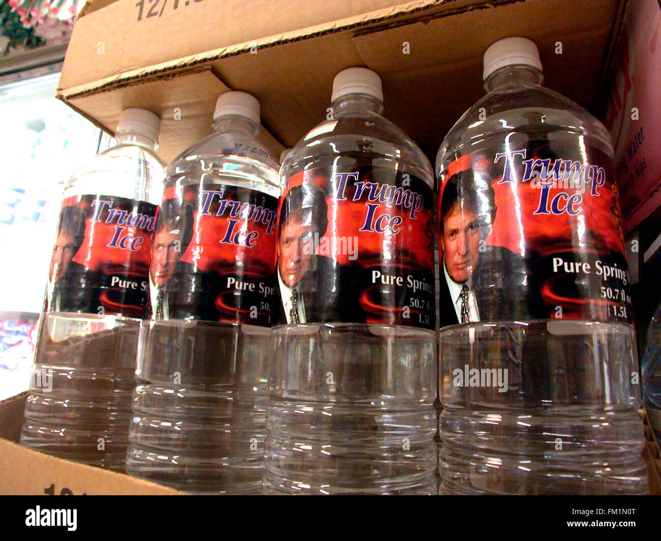 Eine Anzeige von "Trump Ice" in Flaschen Wasser wird in einem Supermarkt am 22. Februar 2004 gesehen. Das Mineralwasser ist eine Verknüpfung mit dem hit Donald Trump / NBC Fernsehsendung "The Apprentice". (© Richard B. Levine) Stockfoto