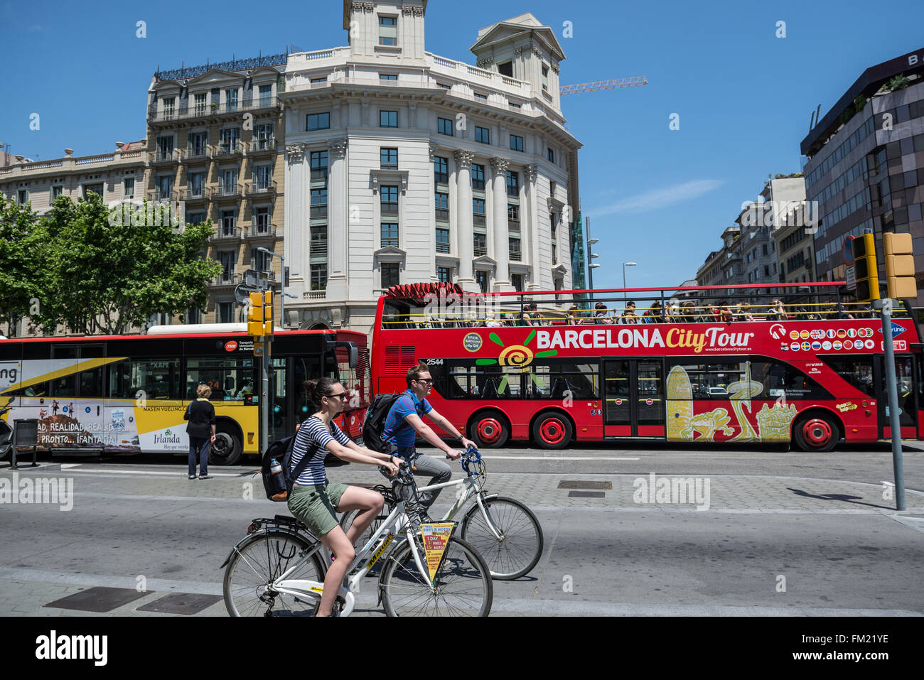 City Tour Bus an Kreuzung Passeig de Gràcia Avenue und Gran Via de Les Corts Catalanes in Barcelona, Spanien Stockfoto