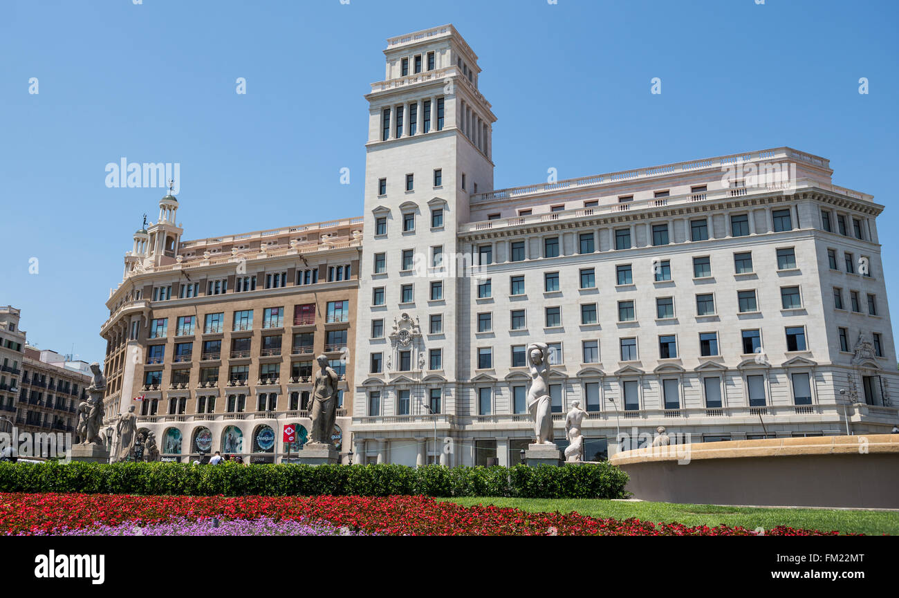 Öffentliche Bibliothek von Barcelona (links) und Banco Espanol de Credito Gebäude in Katalonien Square (Placa de Catalunya) in Barcelona, Stockfoto