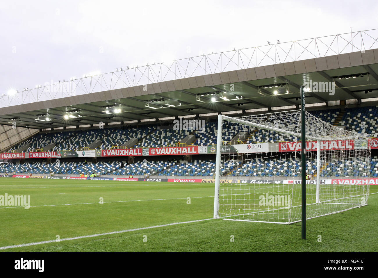 Die Nordtribüne im Fußball-Stadion, Windsor Park, Belfast, Nordirland. Stockfoto