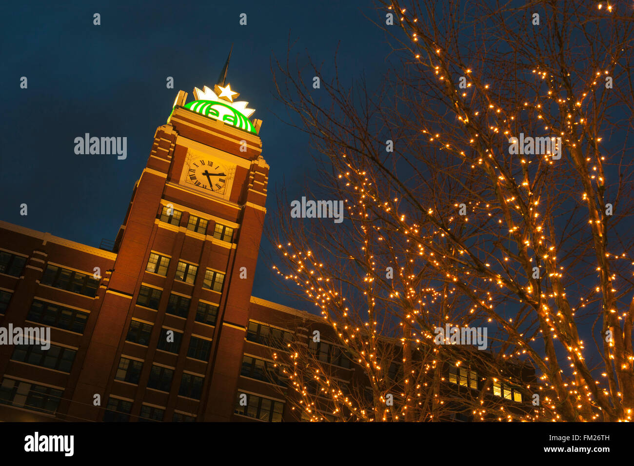 Weihnachtsbeleuchtung umgeben Starbucks Corporate Headquarter, Seattle, Washington 2015 Stockfoto