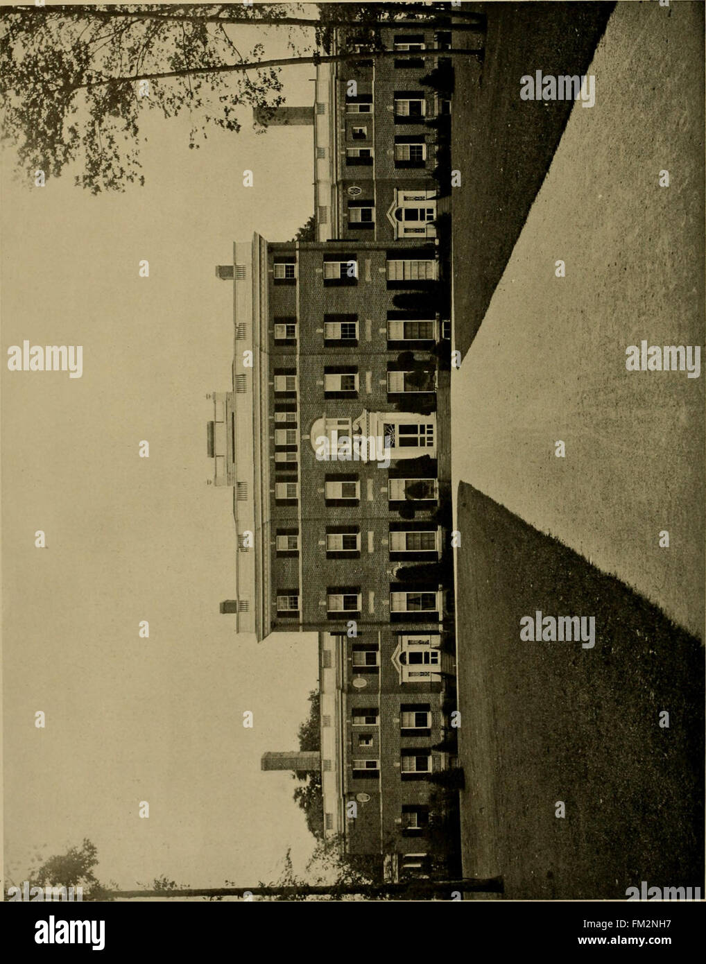 „American Estates and Gardens“ (1904) bietet einen detaillierten Einblick in die Gestaltung und Landschaftsgestaltung amerikanischer Anwesen. Es dient als historische Referenz für Gartenarchitektur und Landschaftsplanung im frühen 20. Jahrhundert. Stockfoto