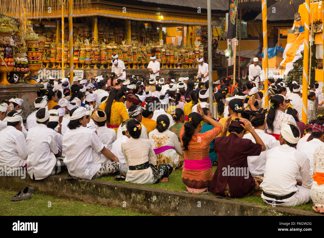 Asien, Indonesien, Bali. Dorfbewohner beobachten ihre Gottheiten in einem Moment der Heiligen Anbetung auf dem Hindu-Tempel-Festival. Stockfoto