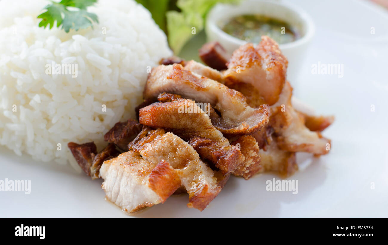 Tiefe gebratenes Schweinefleisch mit Reis und Chili-sauce Stockfoto