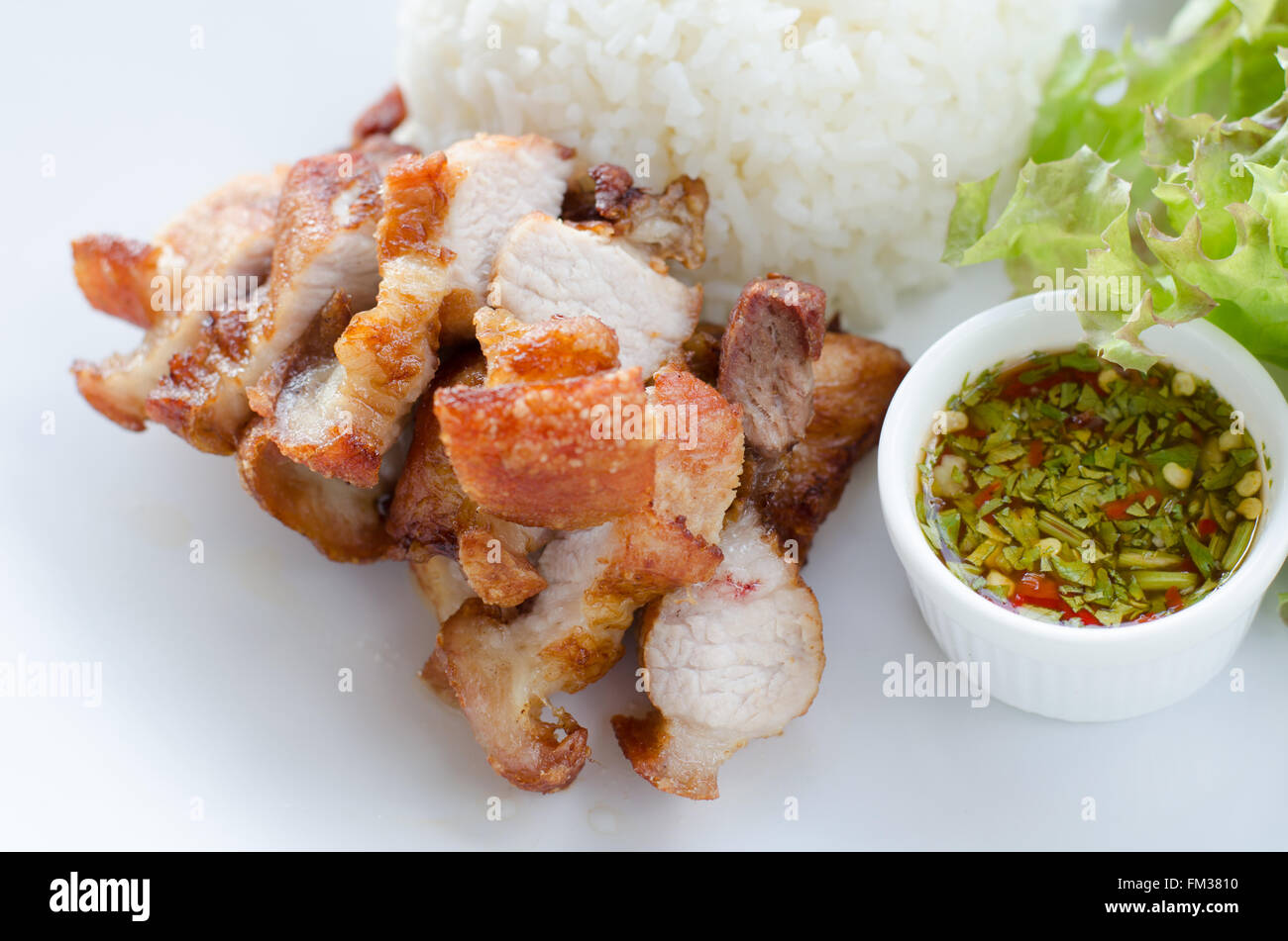 Tiefe gebratenes Schweinefleisch mit Reis und Chili-sauce Stockfoto