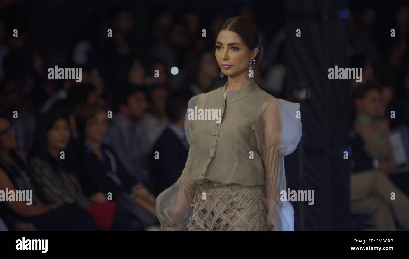 Lahore, Pakistan. 10. März 2016. Pakistanische Modell präsentiert Werke von berühmten Designer MARIA. B am ersten Tag der Modewoche Pakistan Fashion Design Council (PFDC). © Rana Sajid Hussain/Pacific Press/Alamy Live-Nachrichten Stockfoto