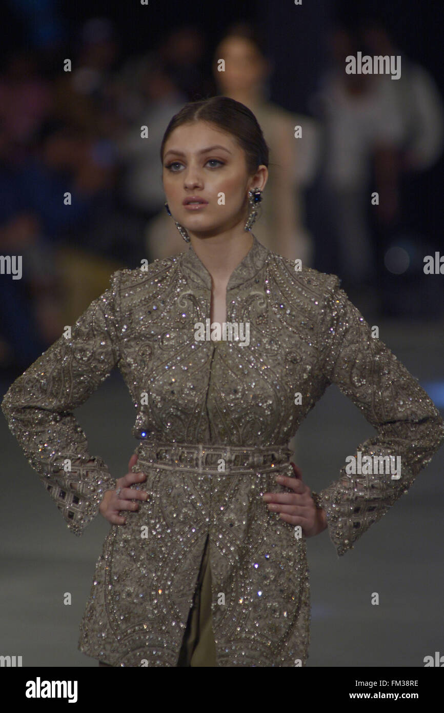 Lahore, Pakistan. 10. März 2016. Pakistanische Modell präsentiert Werke von berühmten Designer MARIA. B am ersten Tag der Modewoche Pakistan Fashion Design Council (PFDC). © Rana Sajid Hussain/Pacific Press/Alamy Live-Nachrichten Stockfoto