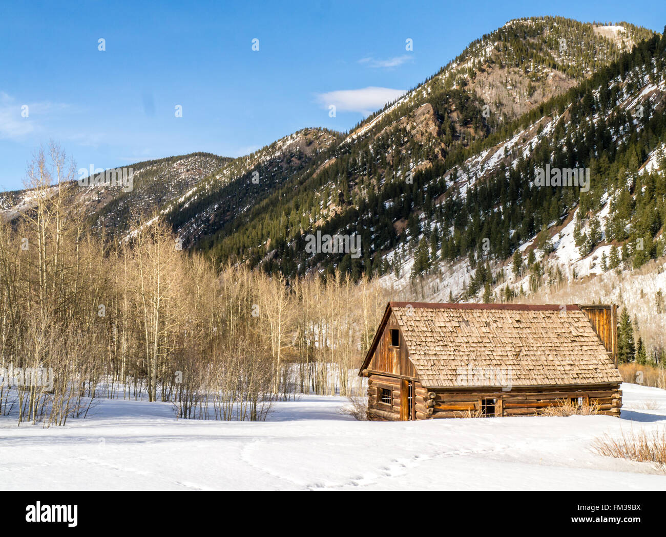 Verlassene Blockhütte im Winter von Schnee umgeben Stockfoto