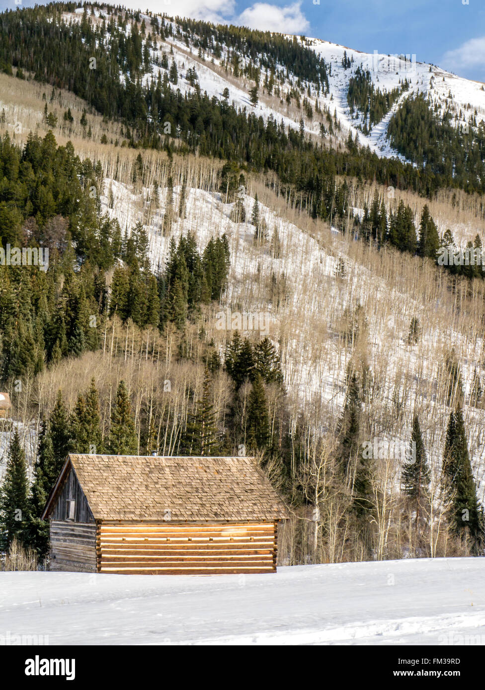 Blockhaus am Fuße des Berges an einem sonnigen Tag im winter Stockfoto