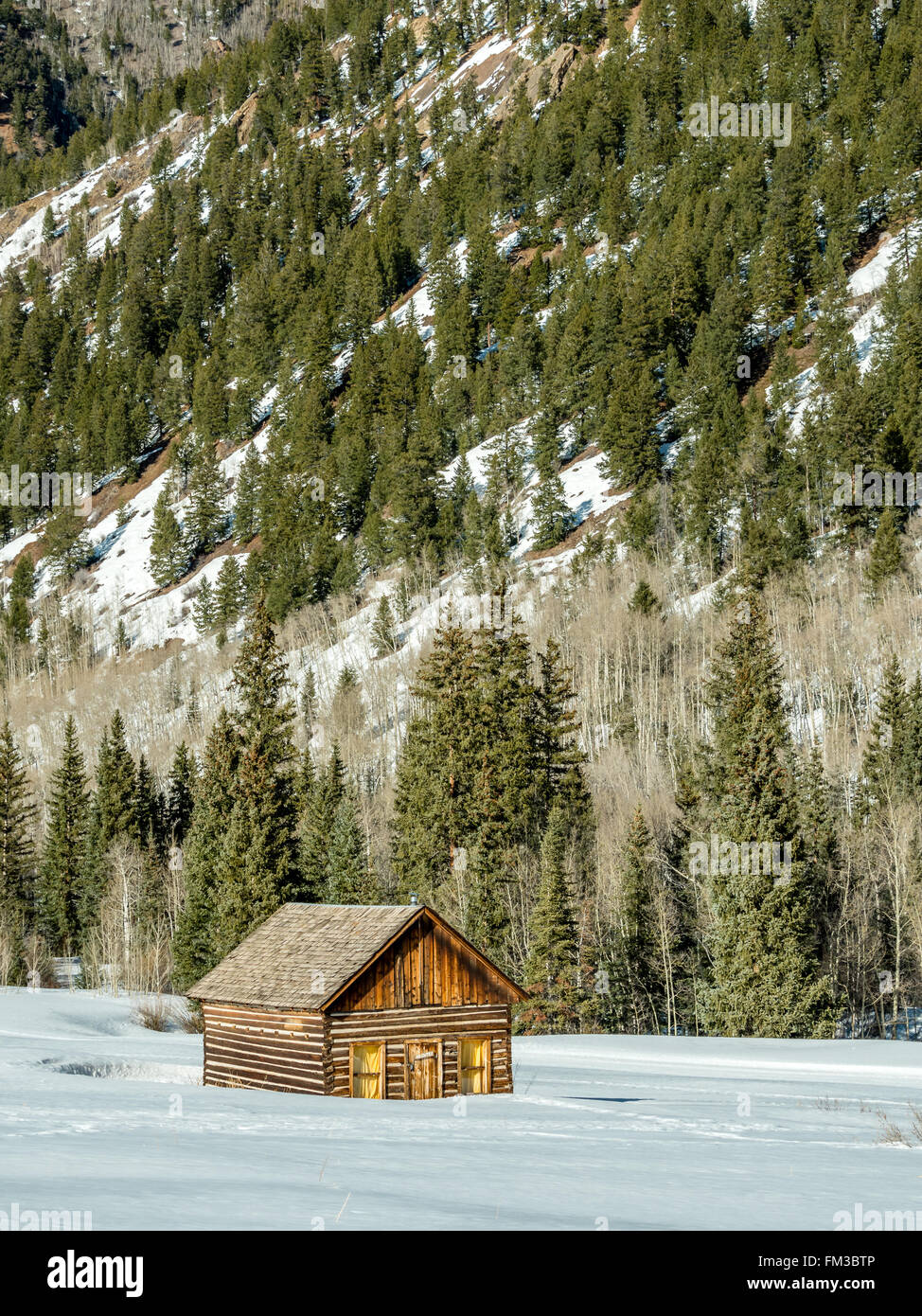 Isolierte Blockhaus im Winter in den Bergen Stockfoto