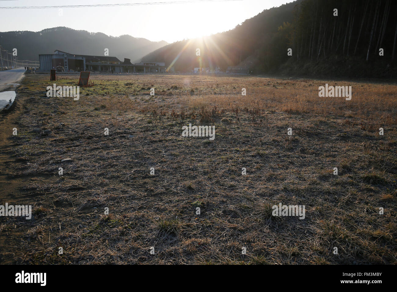Die Überreste der Okawa Elementary School am 11. März 2016 in Ishinomaki, Miyagi Präfektur, Japan. Genau 5 Jahre früheren 74 aus 108 Schüler verloren ihr Leben durch den Tsunami am 11. März 2011. Gibt es Pläne zum Wiederaufbau der Schulhaus, aber bisher hat dies nicht behoben. Das Schicksal der zerstörten Gebäude soll auch bald mit den Bewohnern der Stadt geteilt, ob sie als Mahnmal erhalten oder entfernt werden sollte entschieden werden. © Yusuke Nakanishi/AFLO/Alamy Live-Nachrichten Stockfoto