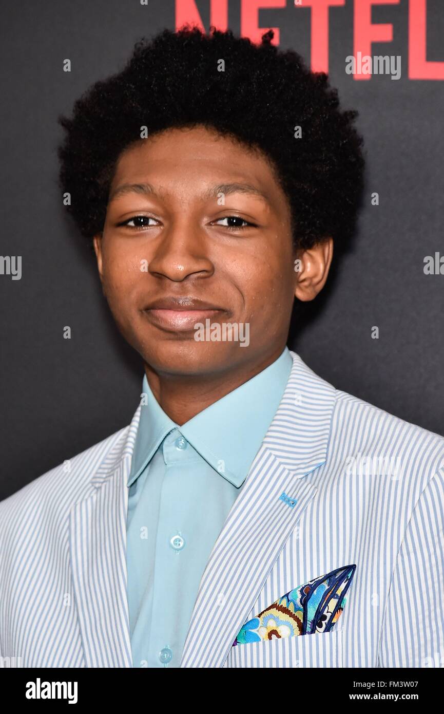 SkyLAN Brooks im Ankunftsbereich für Marvels DAREDEVIL Saison zwei Premiere auf Netflix, AMC Loews Lincoln Square 13, New York, NY 10. März 2016. Foto von: Steven Ferdman/Everett Collection Stockfoto