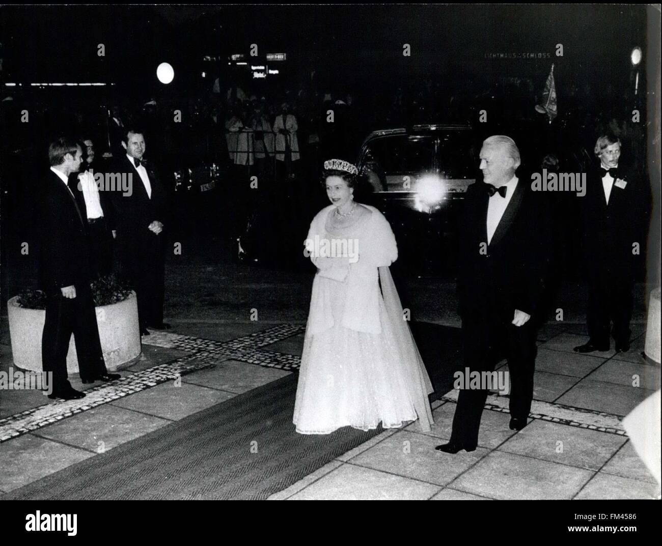 1978 - für Ihre Datei: Königin Elizabeth II wurde auf staatliche besuchen auf die Bundesrepublik Deutschland: zum zweiten Mal, Königin Elizabeth II. -begleitet von Prinz Philip - verbrachte einen Staatsbesuch in der Bundesrepublik Deutschland. Vom 22. bis 26. Mai 1978 besuchte Bonn, Mainz, Berlin, Kiel, Bremerha En und Bremen. Bild zeigt die Queen während des Aufenthaltes in Kiel zusammen mit Gerhard Stoltenberg, Ministerpräsident von Schleswig-Holstein. © Keystone Bilder USA/ZUMAPRESS.com/Alamy Live-Nachrichten Stockfoto