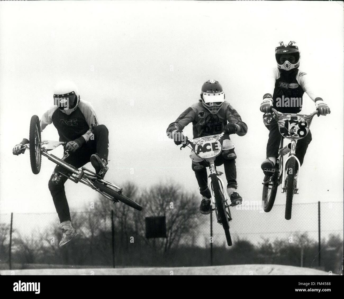 1982 - BMX startet durch! Sie fliegen durch die Luft mit der größten Leichtigkeit, diese herrlichen Männer und ihre fliegenden Kisten-außer in diesem Fall die Maschinen keine Flügel und zwei Räder haben und sind in der Regel eine streng Forschungszentrum gebundener Form des Verkehrs. Aber wenn Team Ace einem Schritt ihre Sättel, du wirst glauben ein Fahrrad kann fliegen, BMX Kurzschrift für Fahrrad, Motocross, ist der letzte Schrei, den Atlantik zu überqueren. Dieses actiongeladene Spannung pro Minute Sport macht Frisbeas, Skateboards, und Skates suchen Dulll im Vergleich. Es ist eine ernsthafte Sportart, die schnell an Fahrt gewinnt. Hier hat sie bereits eine eigene o Stockfoto