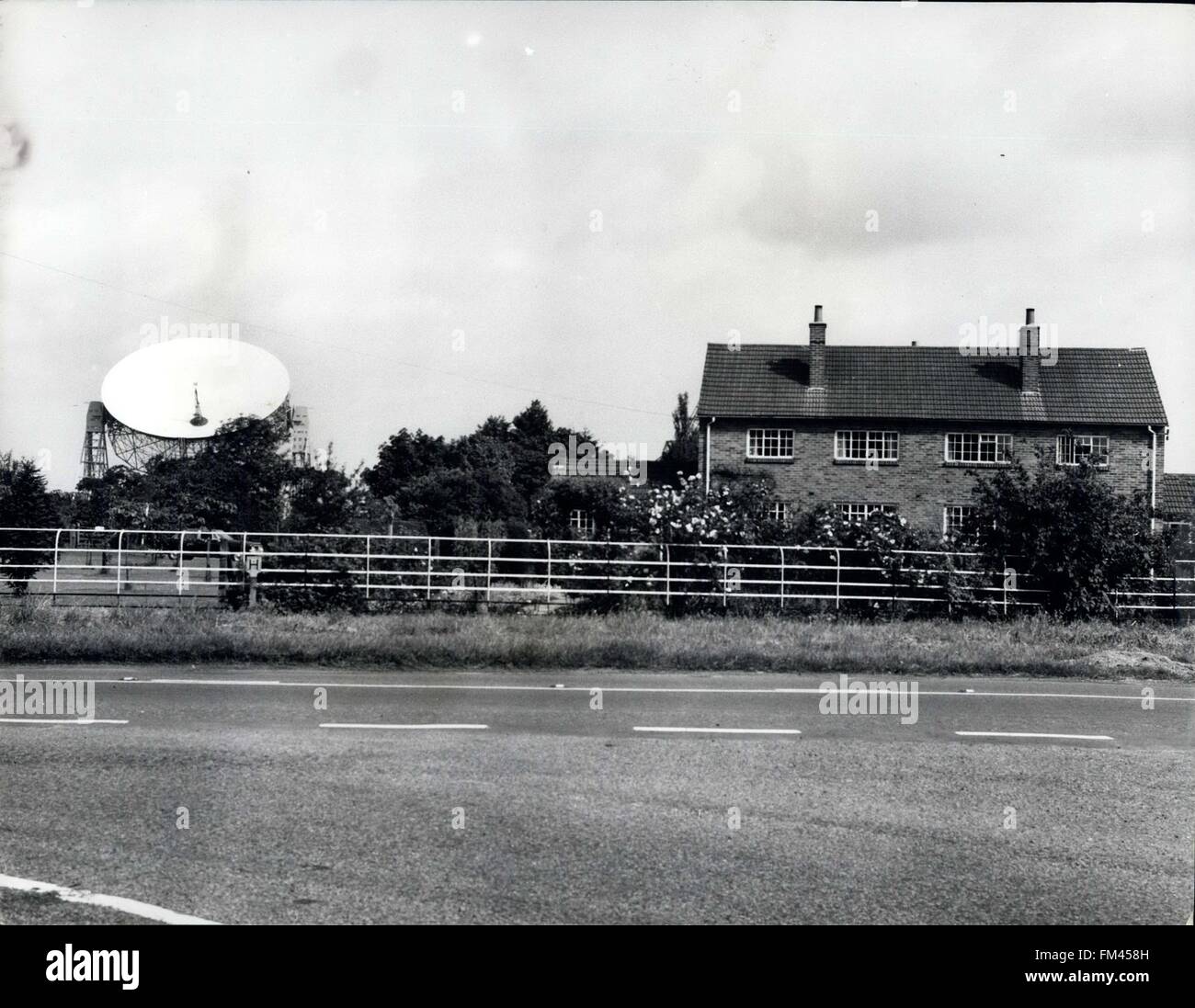 1972: Großbritannien führt in der Radioastronomie: die Ohren, dass bald das Universum für Radiostrahlung aus fernen Galaxien und Quasare sind Großbritanniens berühmten Teleskopen bei Jodrell Bank in der Nähe von Macclesfield, Cheshire, deren Wachsamkeit die leiseste Schallwellen holt. Jede Nation in der Welt ist für die Verfolgung ihrer Raketen und Satelliten Jodrell Bank verpflichtet. Verantwortlich für die Jodrell Bank ist Großbritanniens oberen Raumfahrer, Professor Sir Bernard Lovell. © Keystone Bilder USA/ZUMAPRESS.com/Alamy Live-Nachrichten Stockfoto