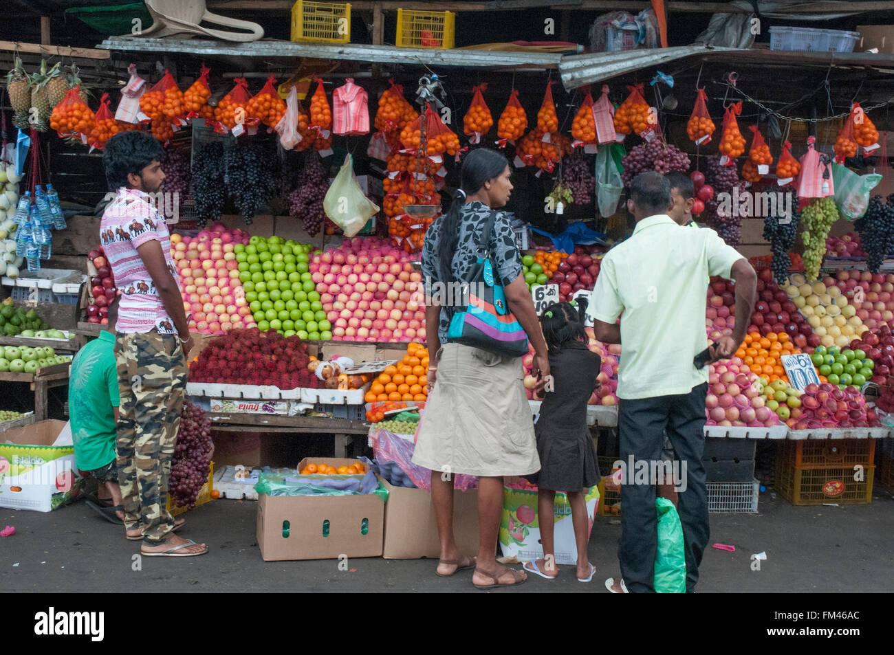 Eine der mehreren Obstständen innerhalb der Ware Schuppen Bus Terminal, Kandy, Sri Lanka Stockfoto