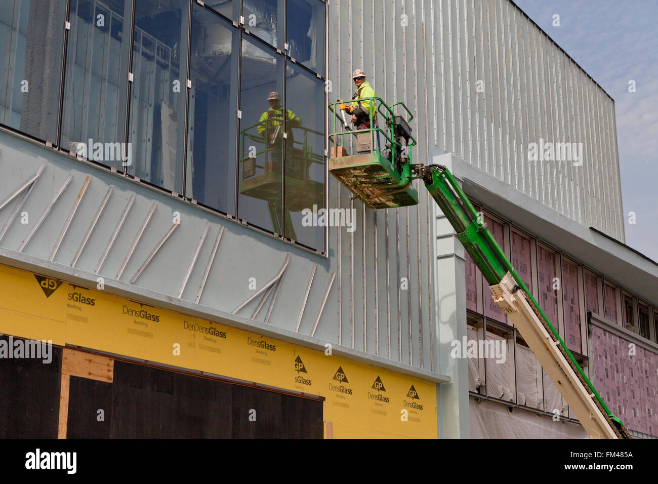 Bauarbeiter am Lift, äußere des Gebäudes - USA Stockfoto