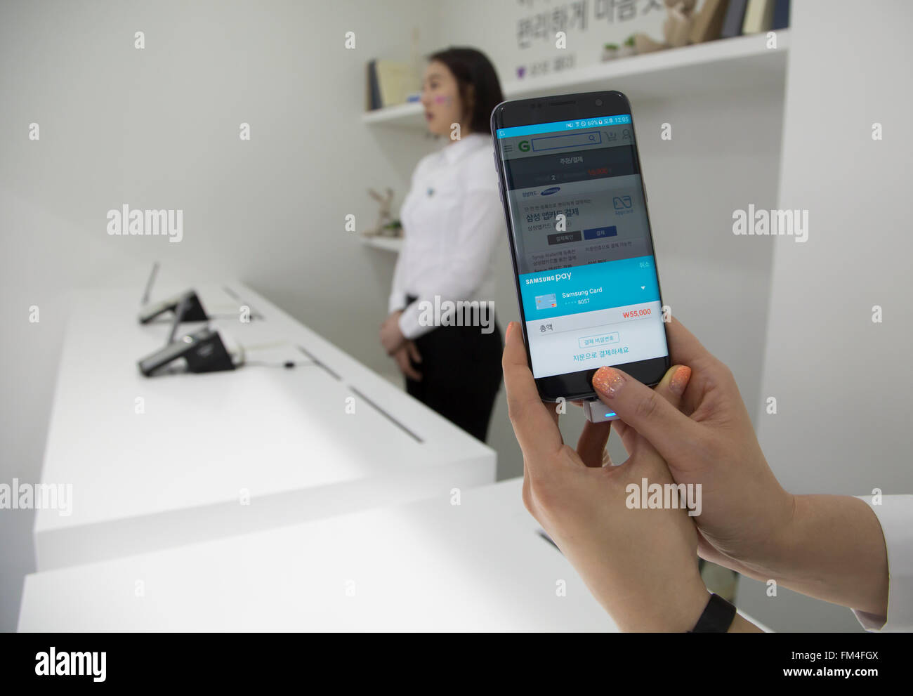 Samsung bezahlen und Galaxy S7, 10. März 2016: ein Modell zeigt Samsung Pay, mobile-Payment-Plattform von Samsung Electronics während eine Enthüllung von Samsungs neueste High-End-Smartphones, die S7 Galaxy und Galaxy S7 Rand in Seoul, Südkorea. Die Galaxy-S7-Serie ging auf Verkauf im lokalen Markt am 11. März 2016. © Lee Jae-Won/AFLO/Alamy Live-Nachrichten Stockfoto